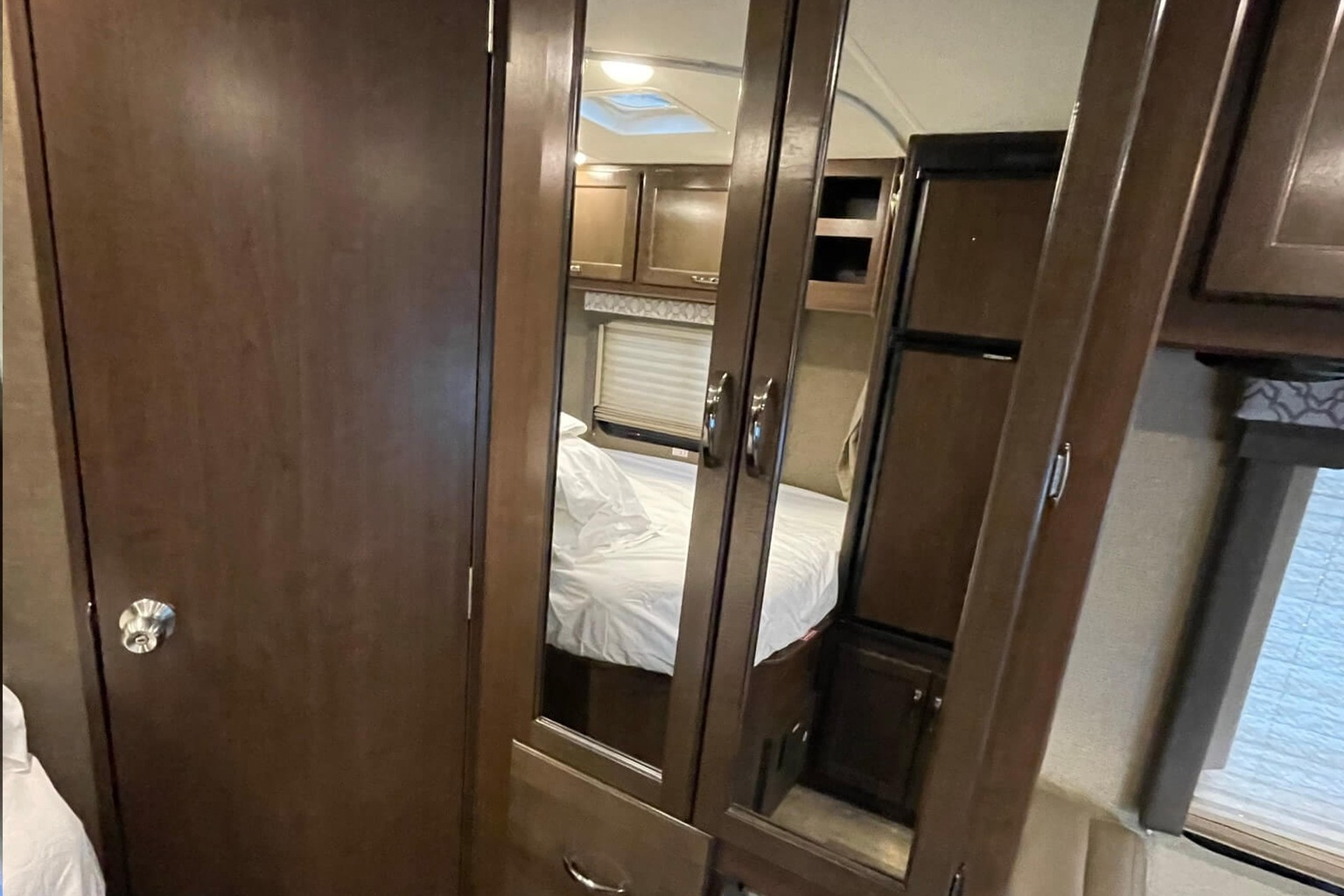 EZ Breezy | Easy-to-Drive Thor Elite | Sleeps 5