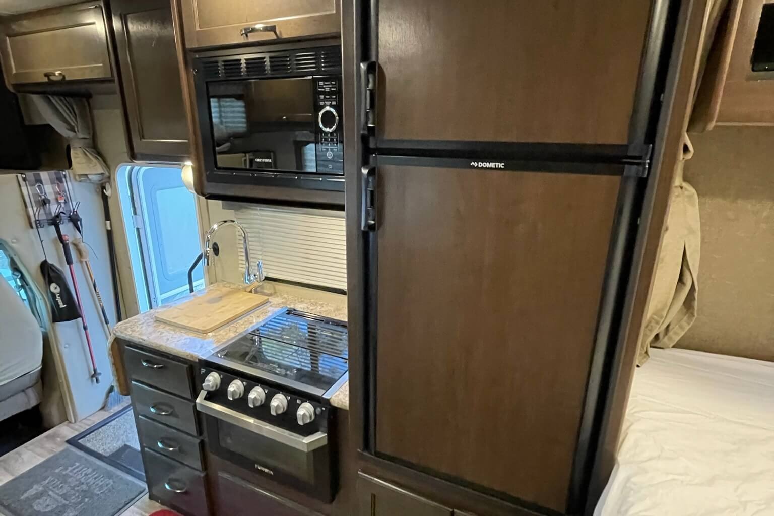 EZ Breezy | Easy-to-Drive Thor Elite | Sleeps 5