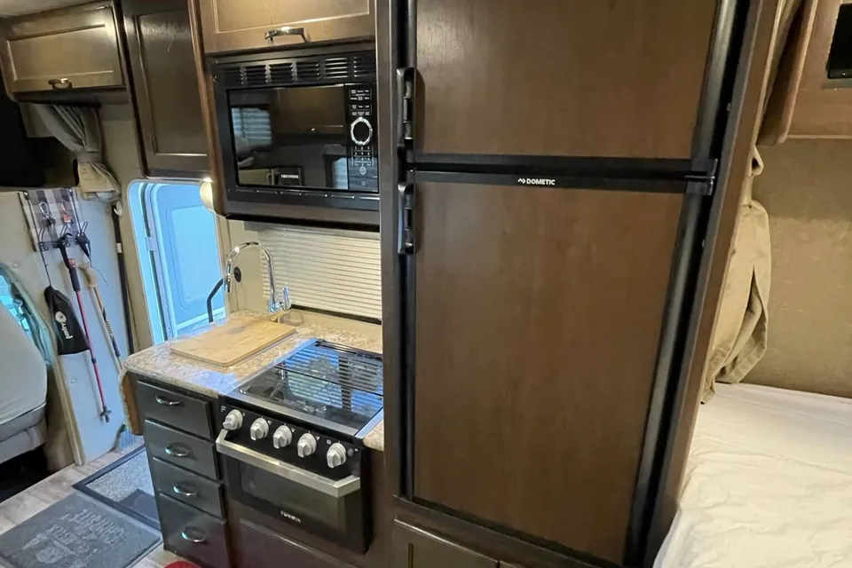EZ Breezy | Easy-to-Drive Thor Elite | Sleeps 5