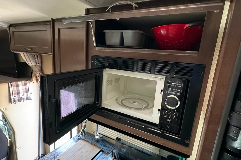 EZ Breezy | Easy-to-Drive Thor Elite | Sleeps 5