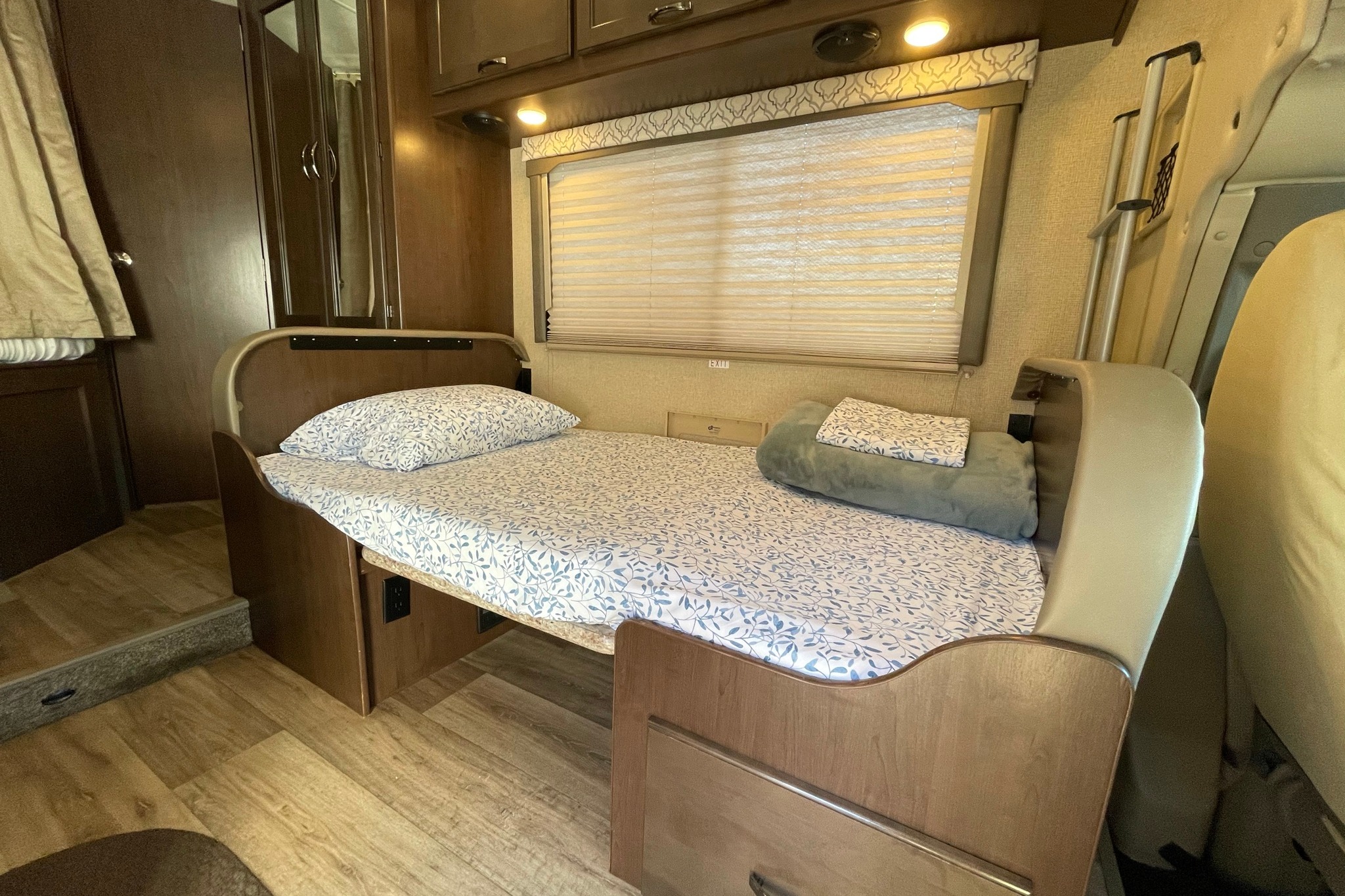 EZ Breezy | Easy-to-Drive Thor Elite | Sleeps 5
