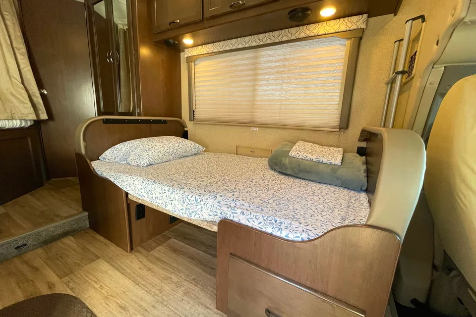 EZ Breezy | Easy-to-Drive Thor Elite | Sleeps 5