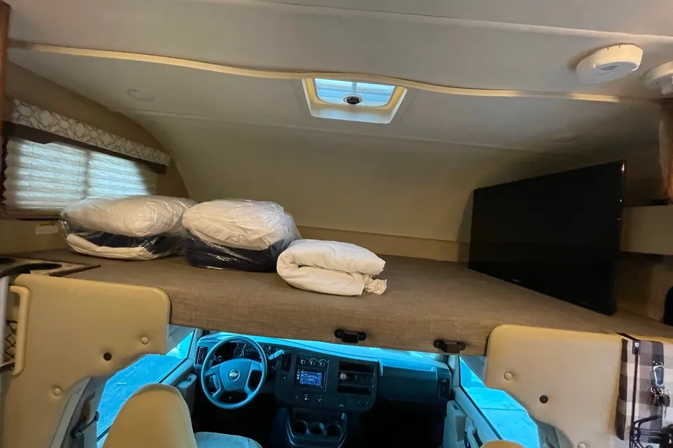 EZ Breezy | Easy-to-Drive Thor Elite | Sleeps 5
