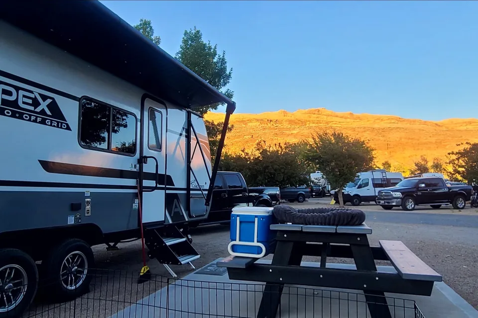 leo's Coachmen Apex Travel Trailer
