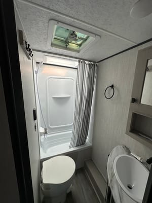 leo's Coachmen Apex Travel Trailer