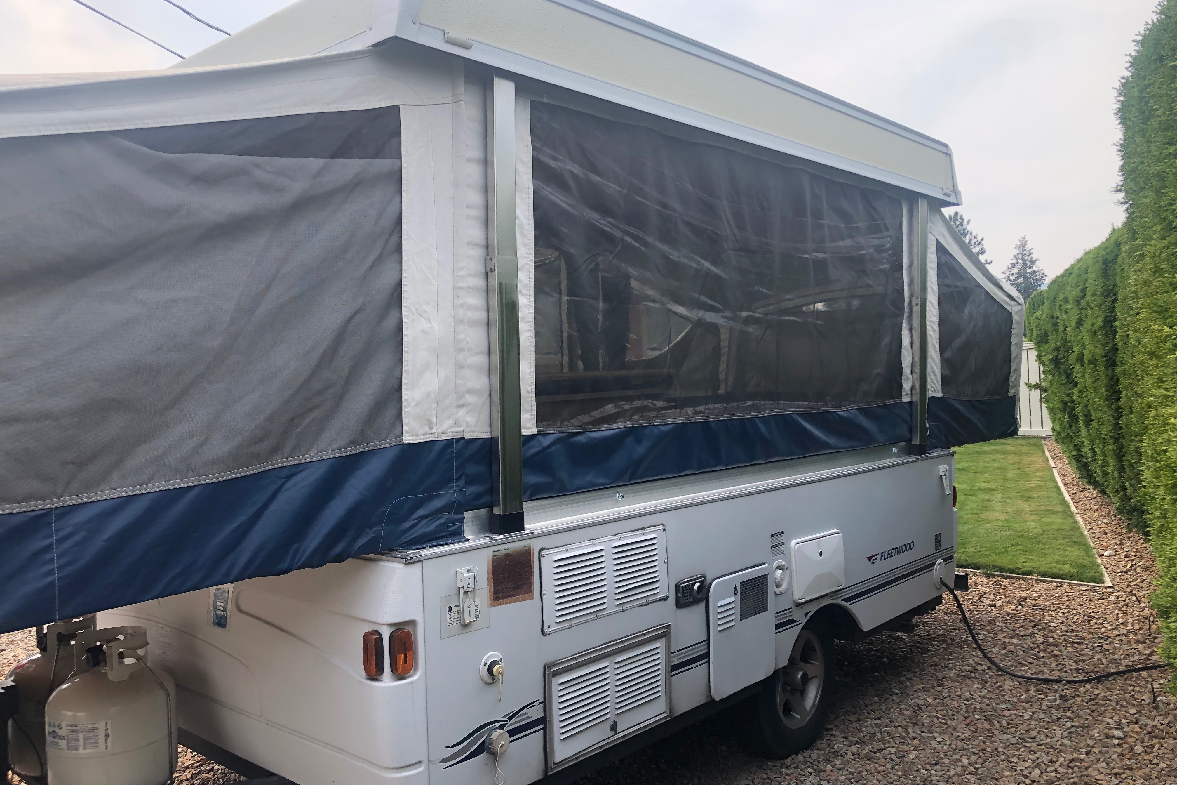 10’ Fleetwood Santa Fe Tent Trailer