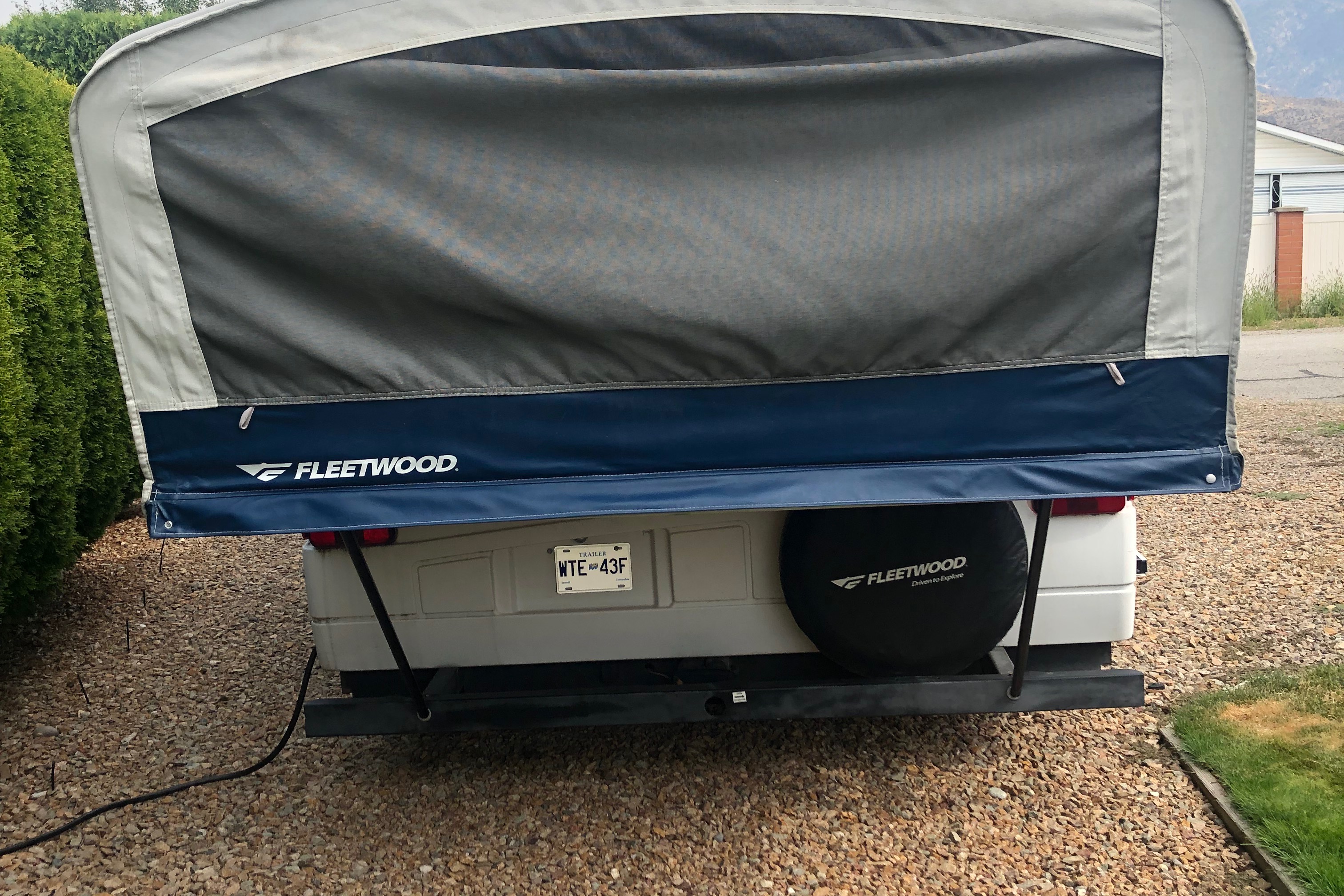 10’ Fleetwood Santa Fe Tent Trailer