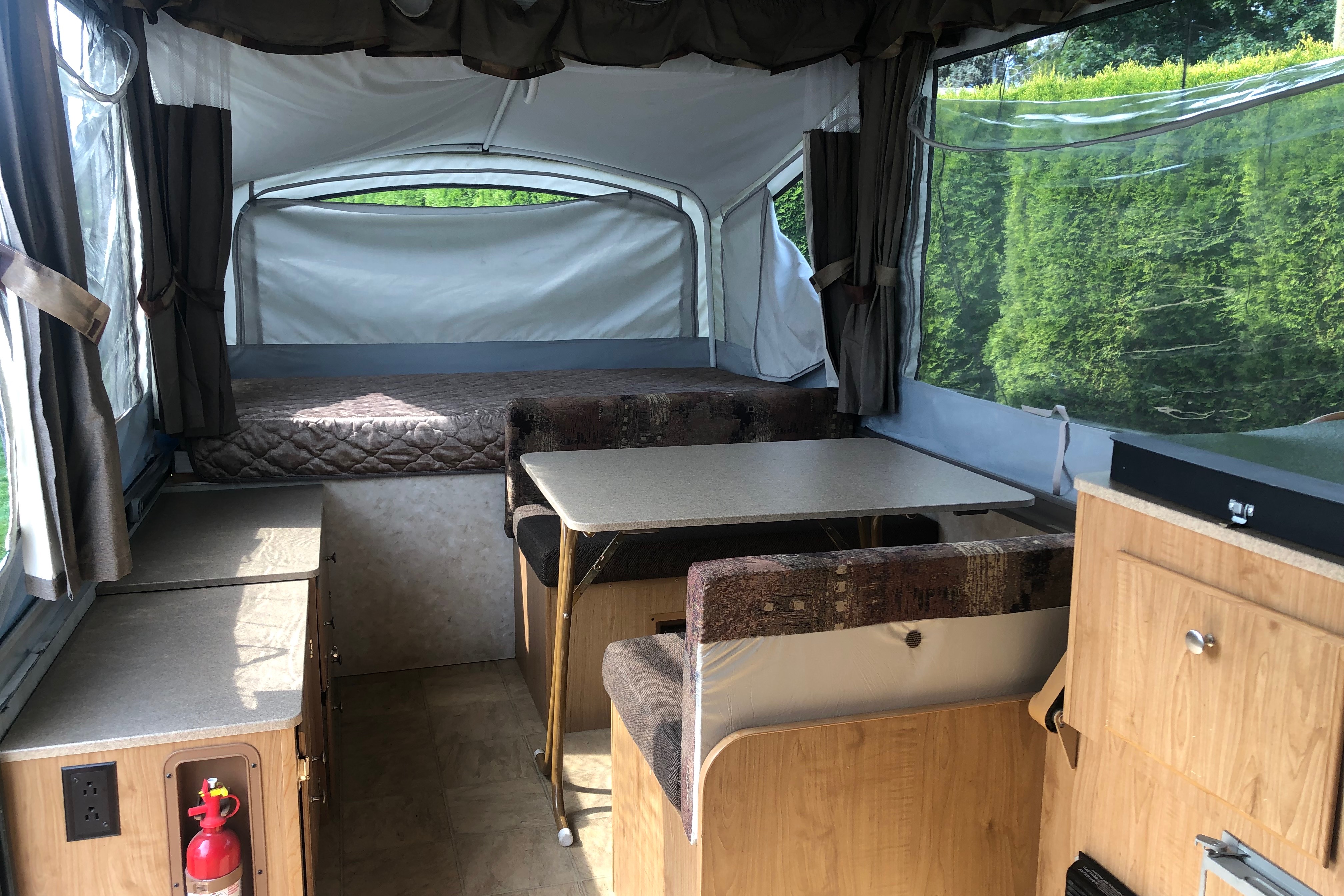 10’ Fleetwood Santa Fe Tent Trailer