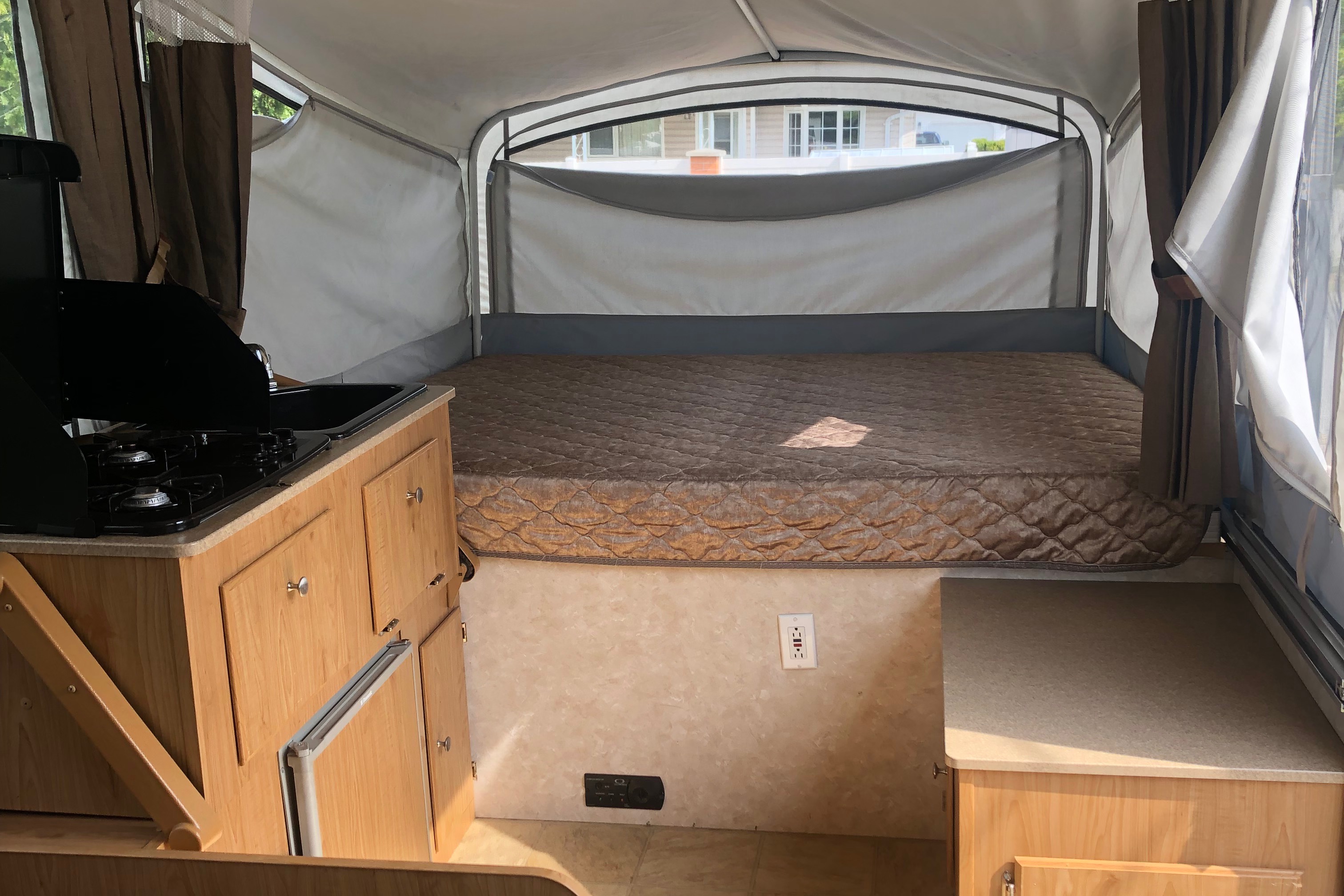 10’ Fleetwood Santa Fe Tent Trailer