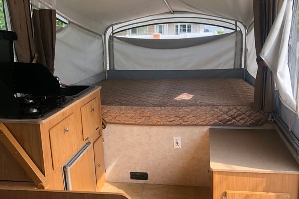 10’ Fleetwood Santa Fe Tent Trailer