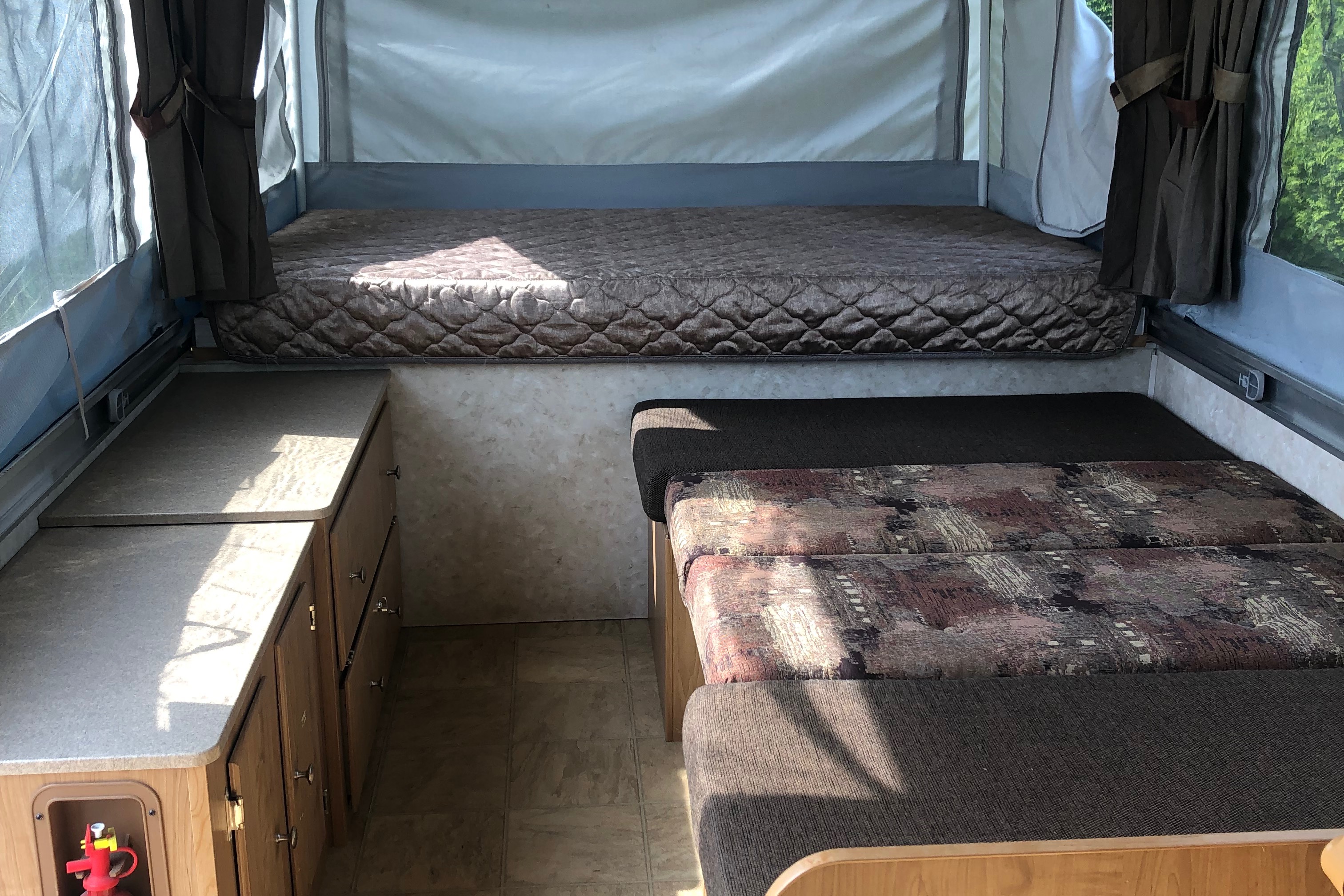 10’ Fleetwood Santa Fe Tent Trailer