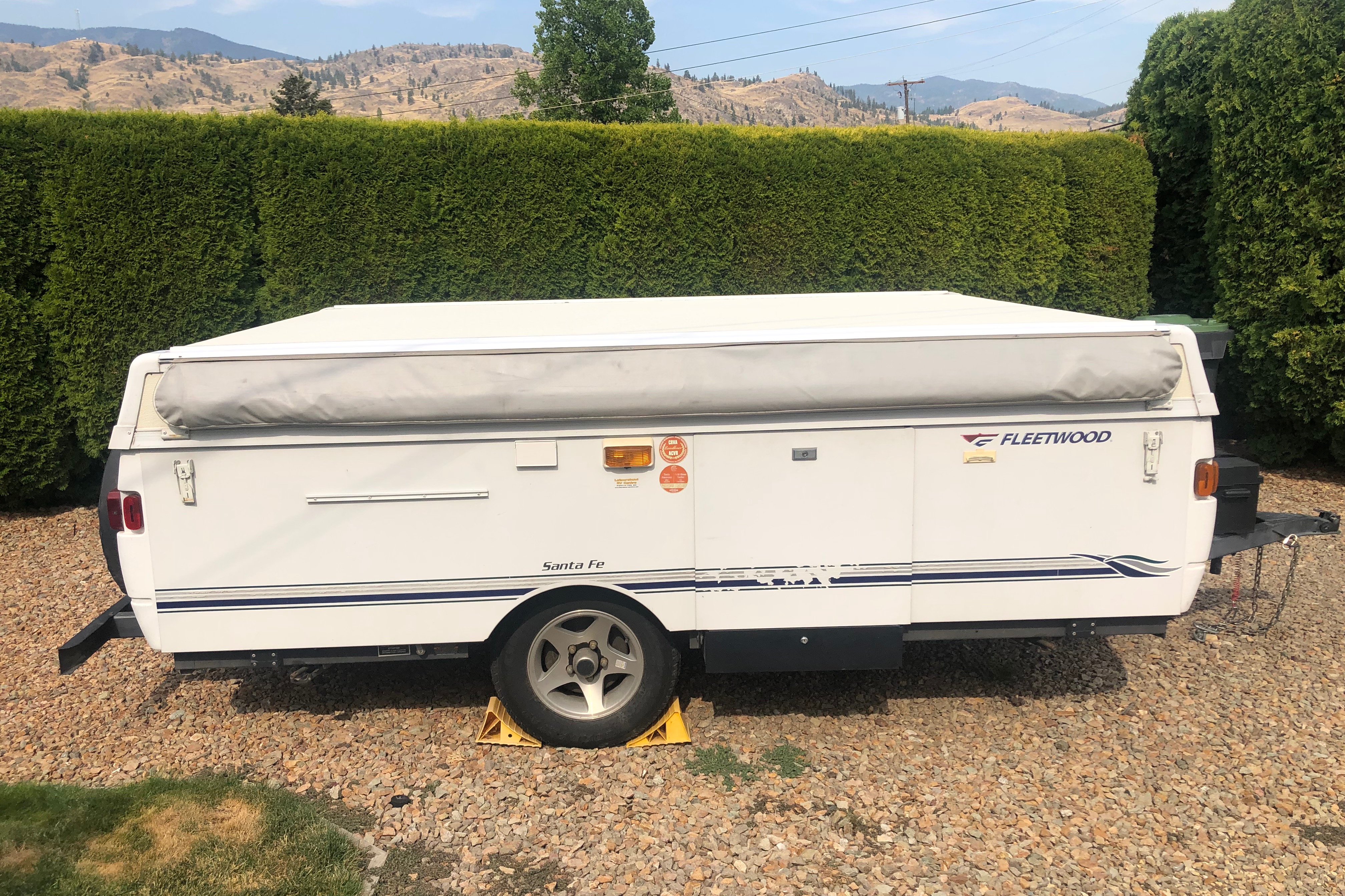 10’ Fleetwood Santa Fe Tent Trailer