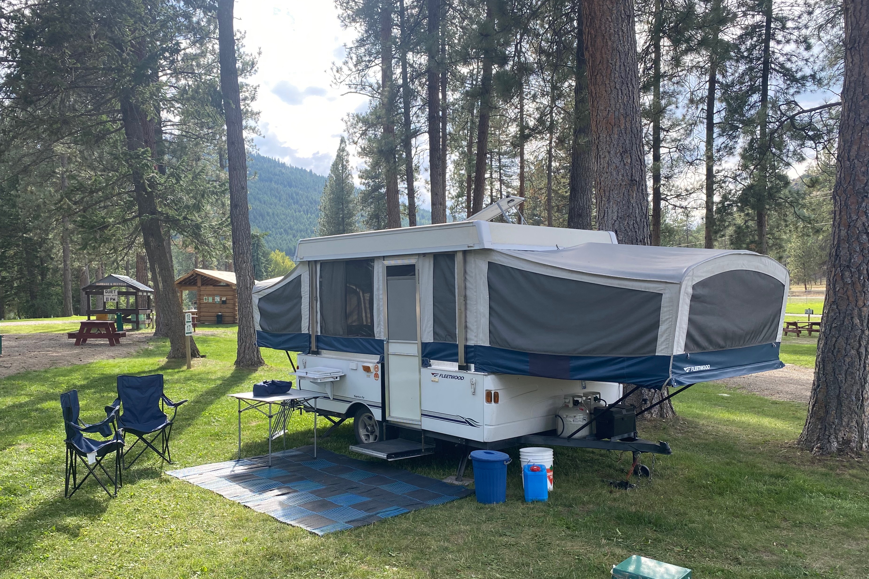 10’ Fleetwood Santa Fe Tent Trailer