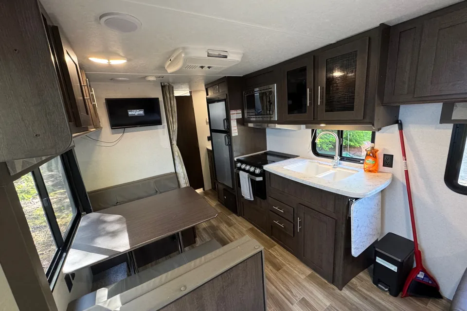 “The Sandpiper” LOCATED ON HORNBY ISLAND