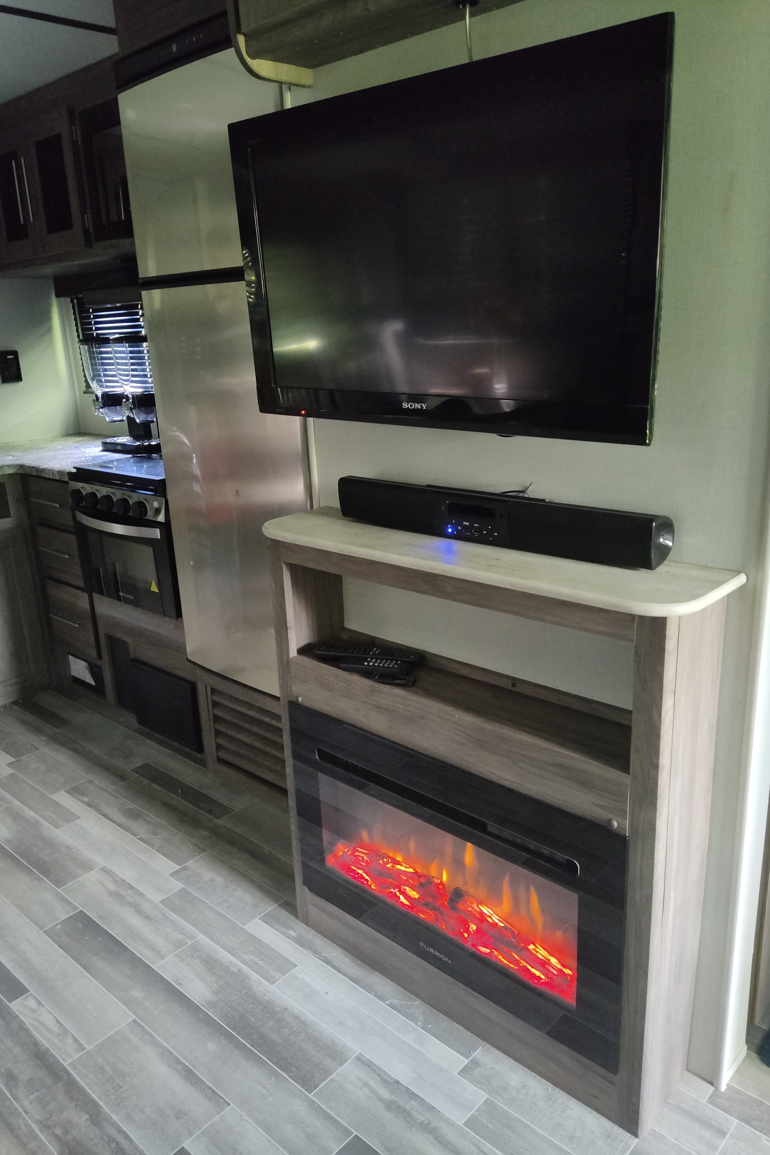 Justin's Zinger 28RB Travel Trailer
