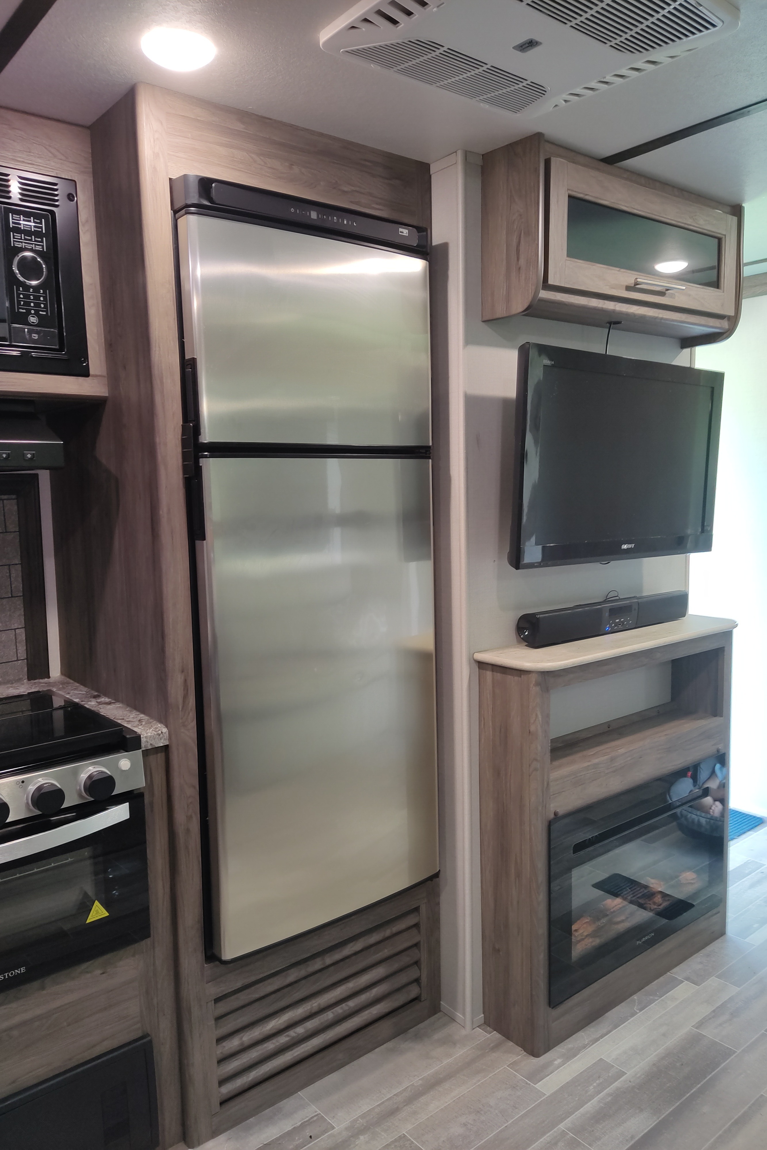 Justin's Zinger 28RB Travel Trailer