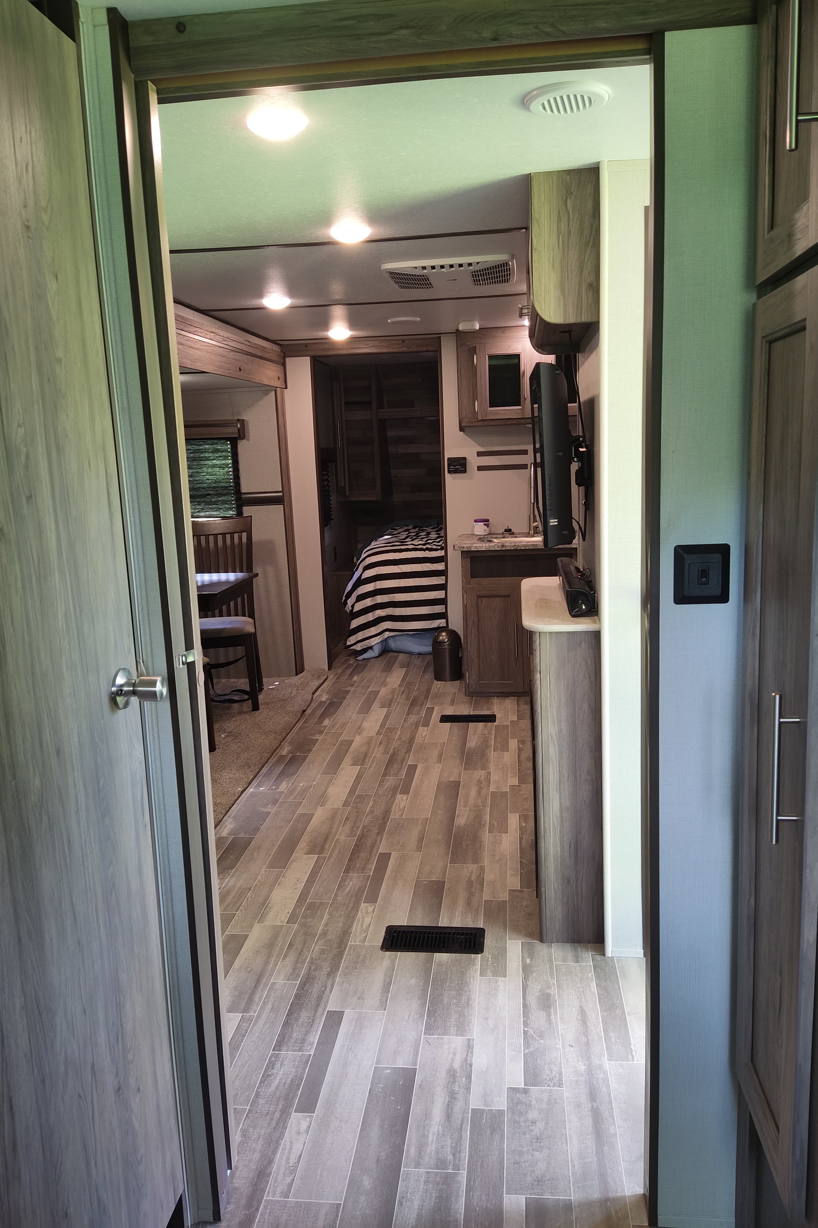 Justin's Zinger 28RB Travel Trailer