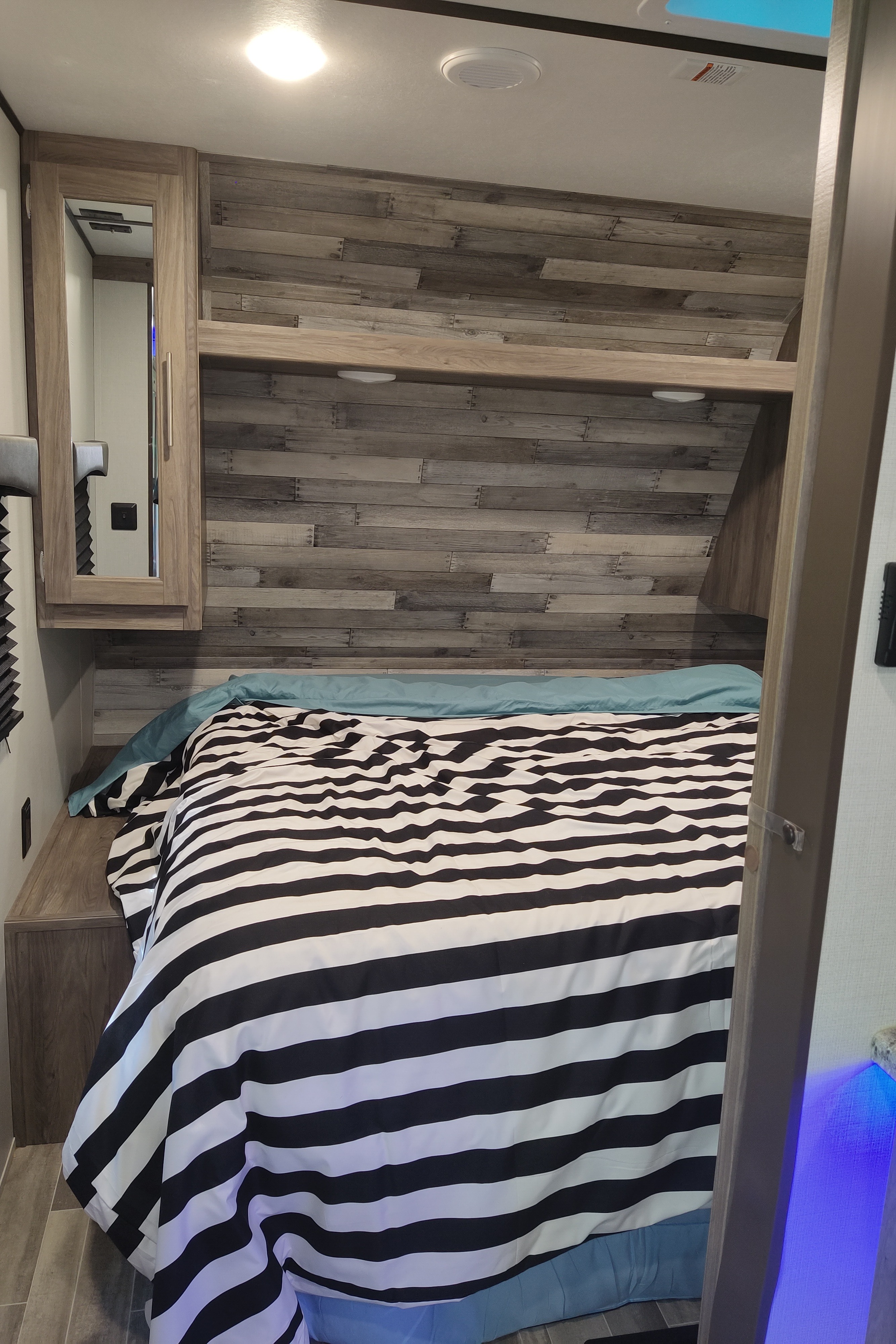 Justin's Zinger 28RB Travel Trailer