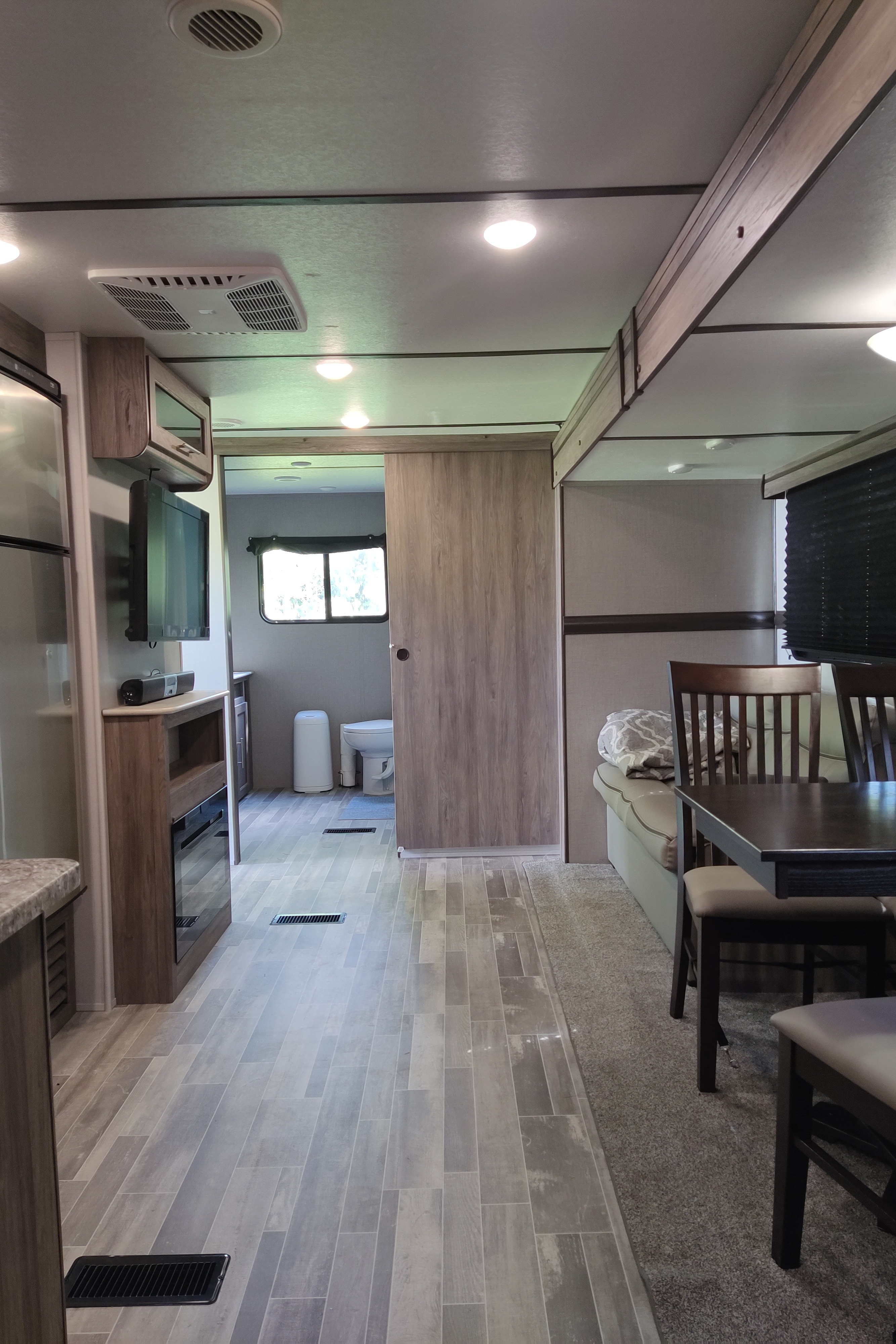 Justin's Zinger 28RB Travel Trailer