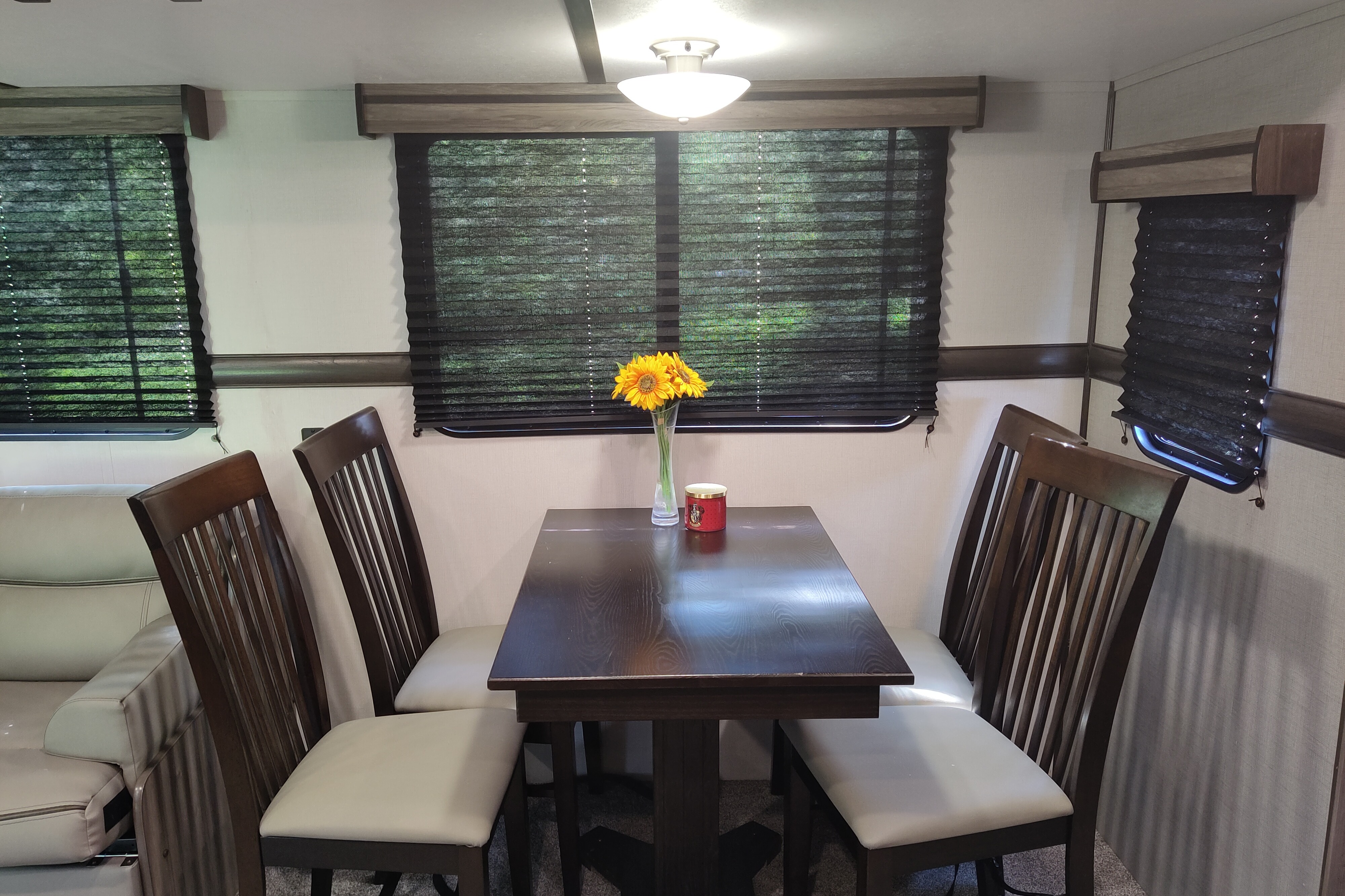 Justin's Zinger 28RB Travel Trailer