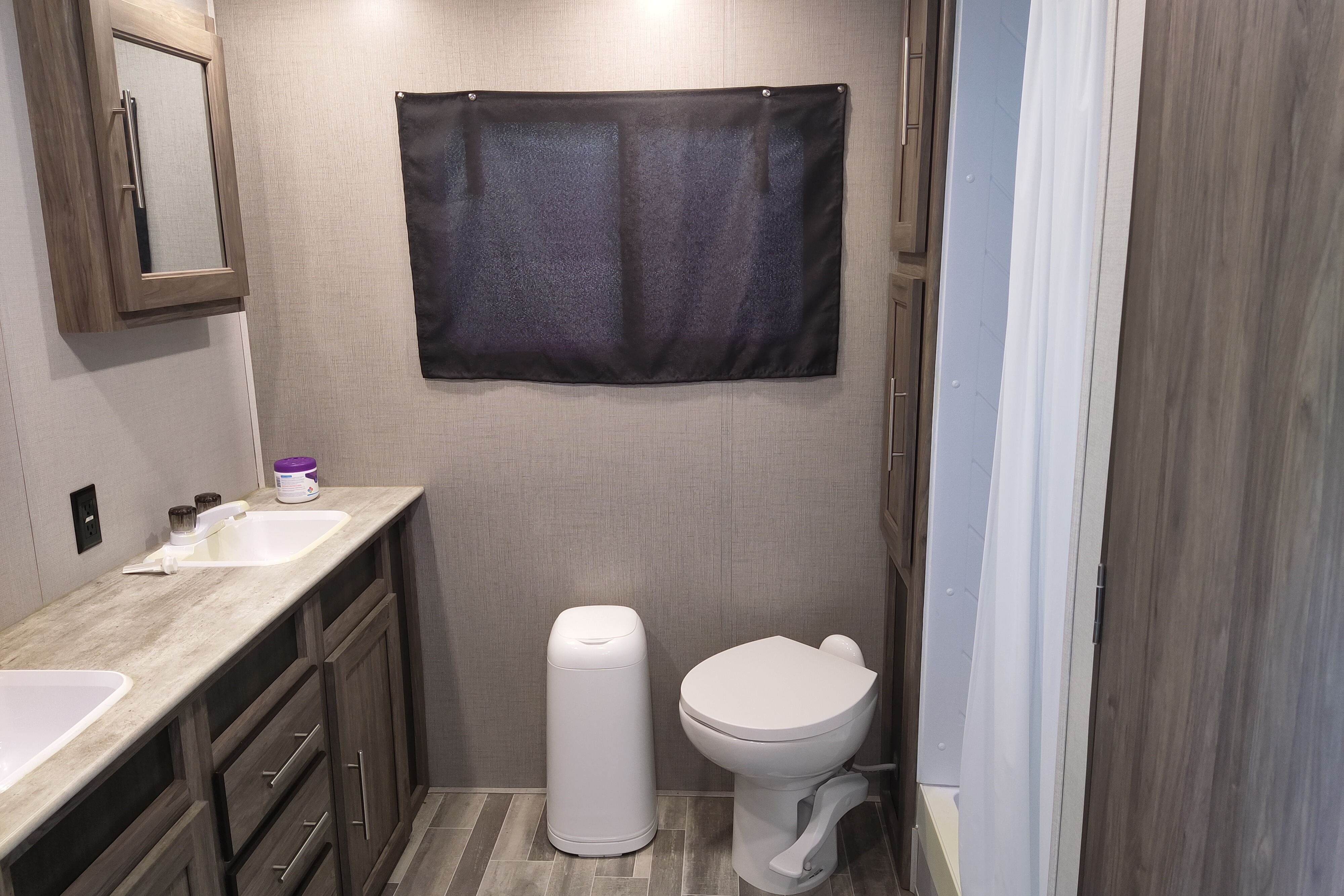 Justin's Zinger 28RB Travel Trailer
