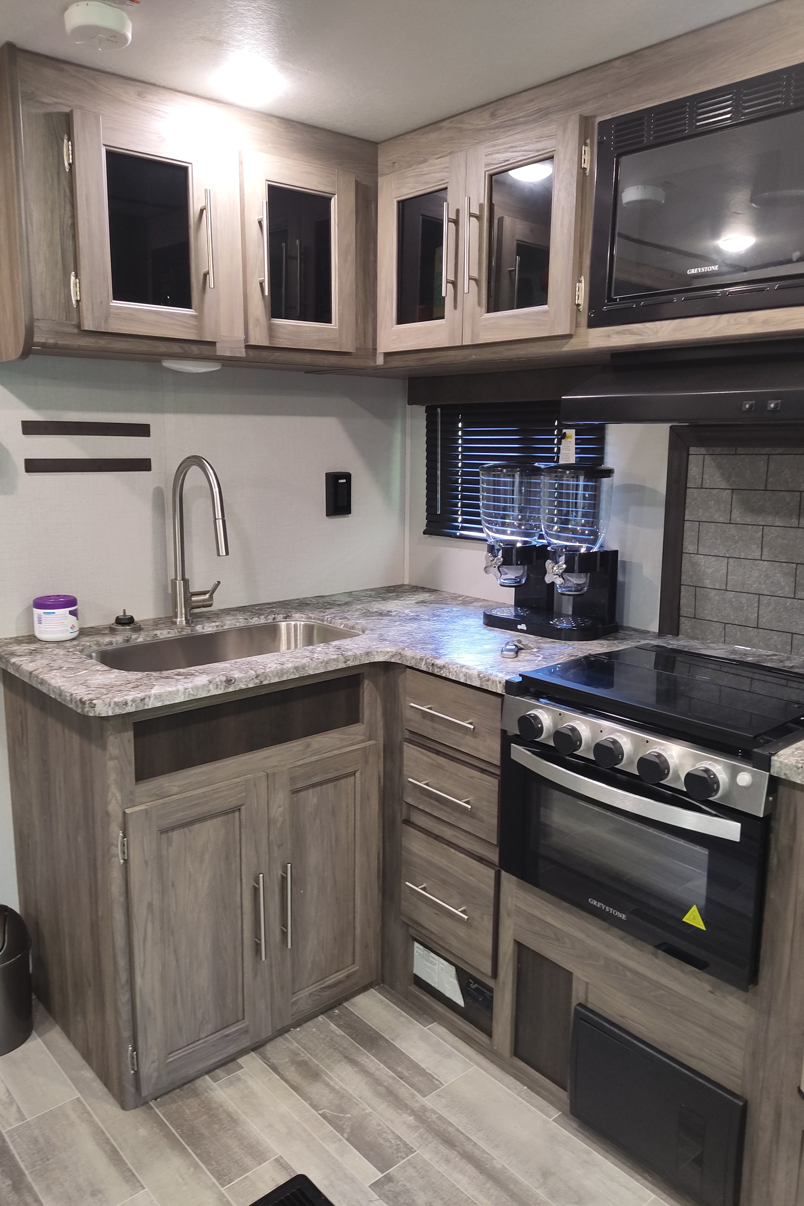 Justin's Zinger 28RB Travel Trailer