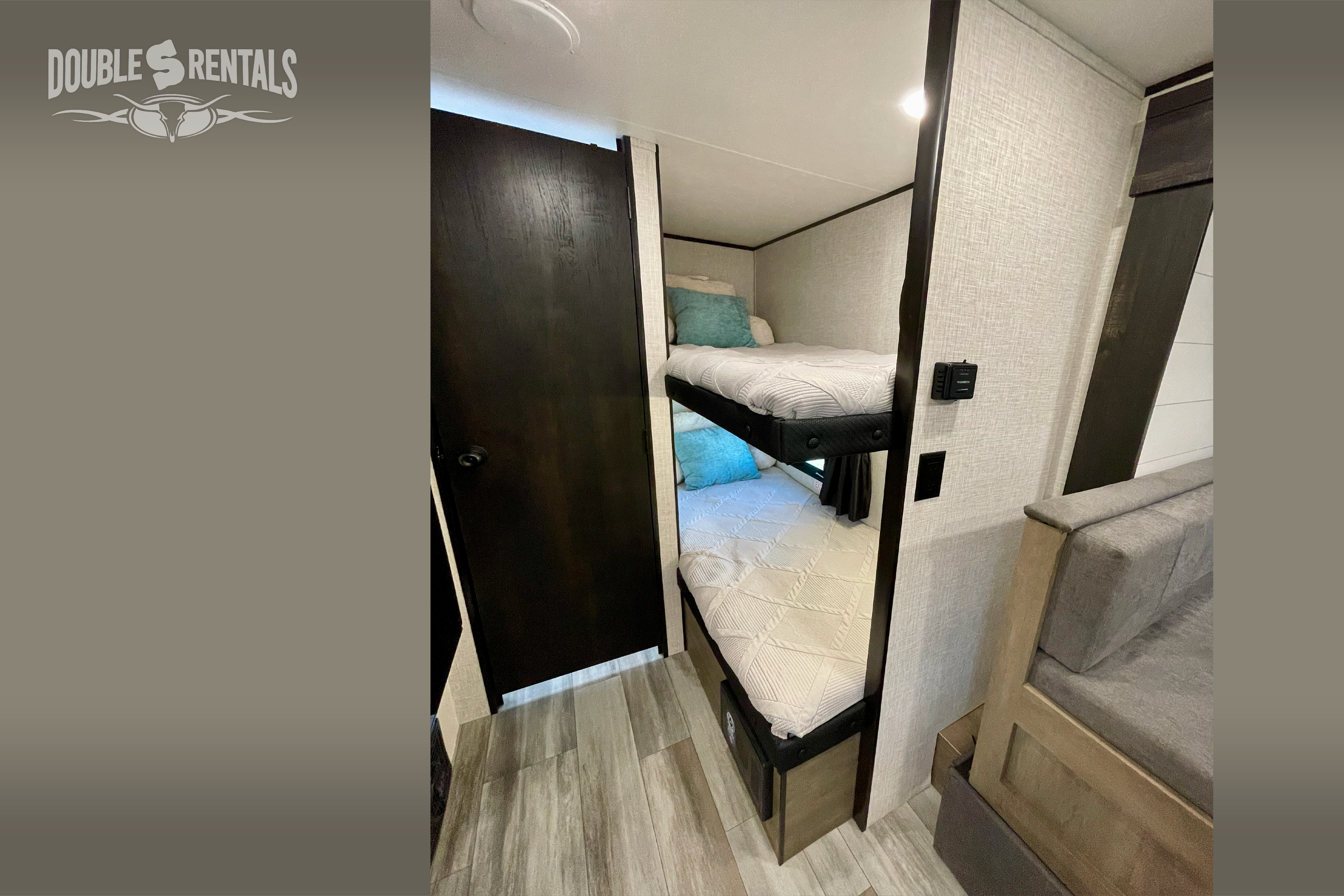 JAY FLIGHT SLX, SUV towable w/ Queen Bed, Bunks, Dinette, Slide-out & Solar!