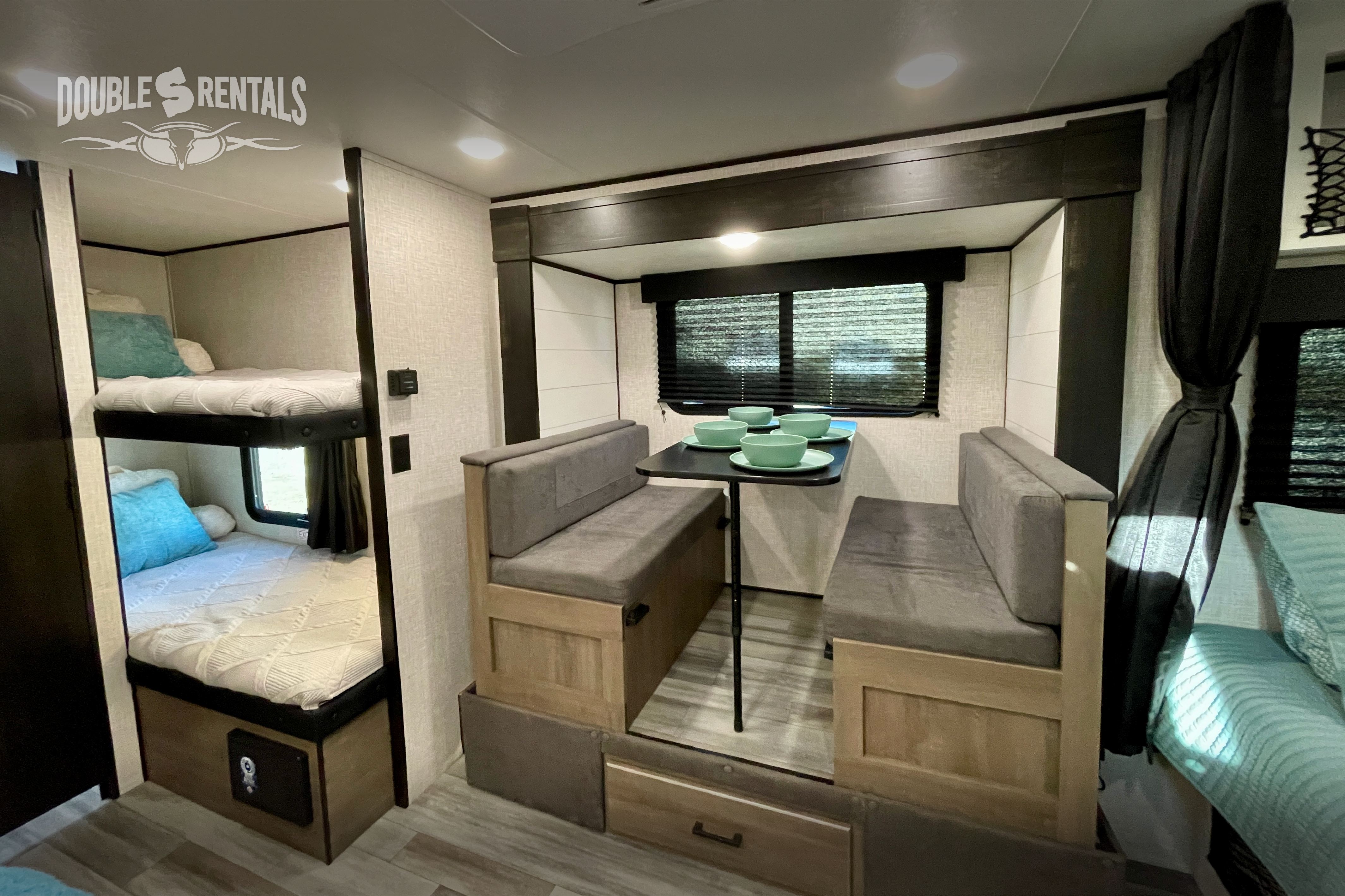 JAY FLIGHT SLX, SUV towable w/ Queen Bed, Bunks, Dinette, Slide-out & Solar!