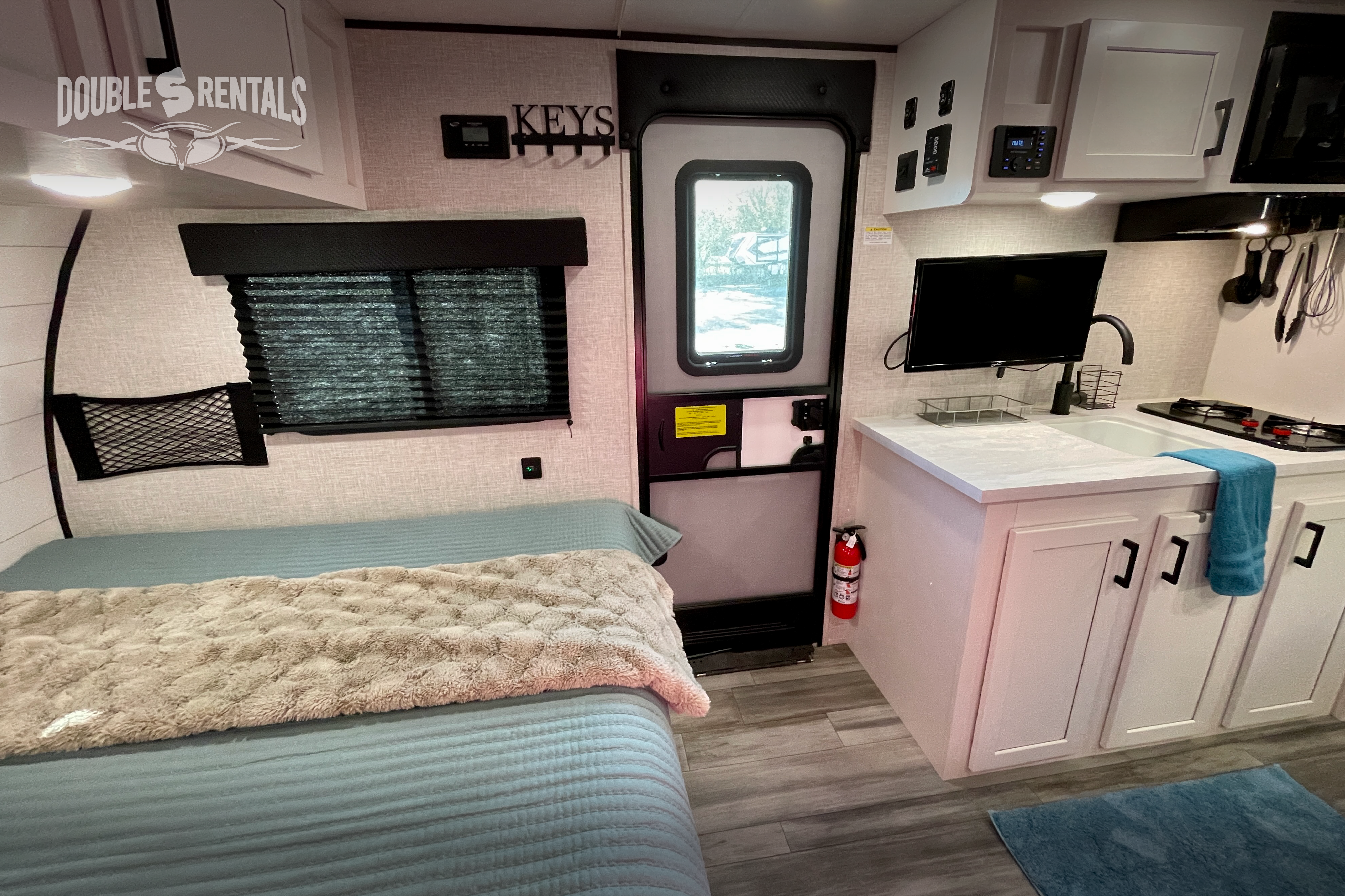 JAY FLIGHT SLX, SUV towable w/ Queen Bed, Bunks, Dinette, Slide-out & Solar!