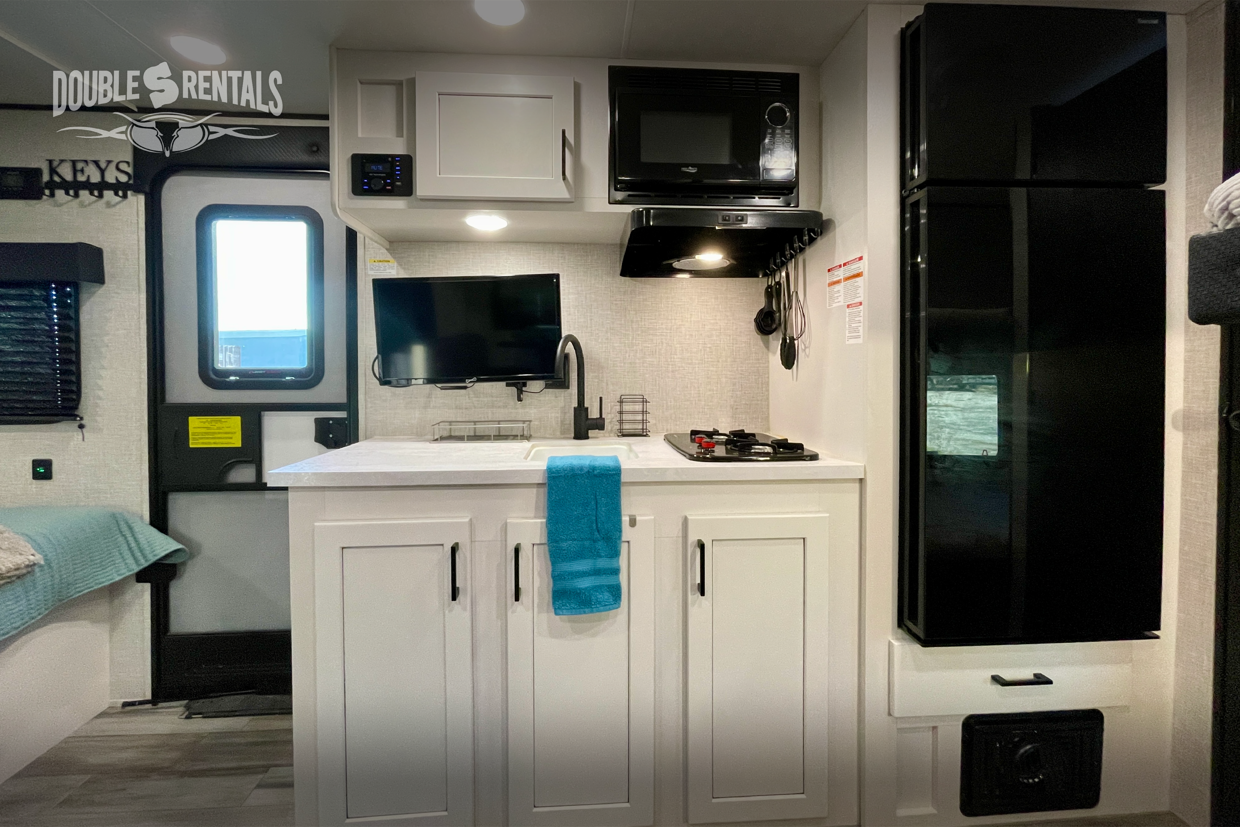 JAY FLIGHT SLX, SUV towable w/ Queen Bed, Bunks, Dinette, Slide-out & Solar!