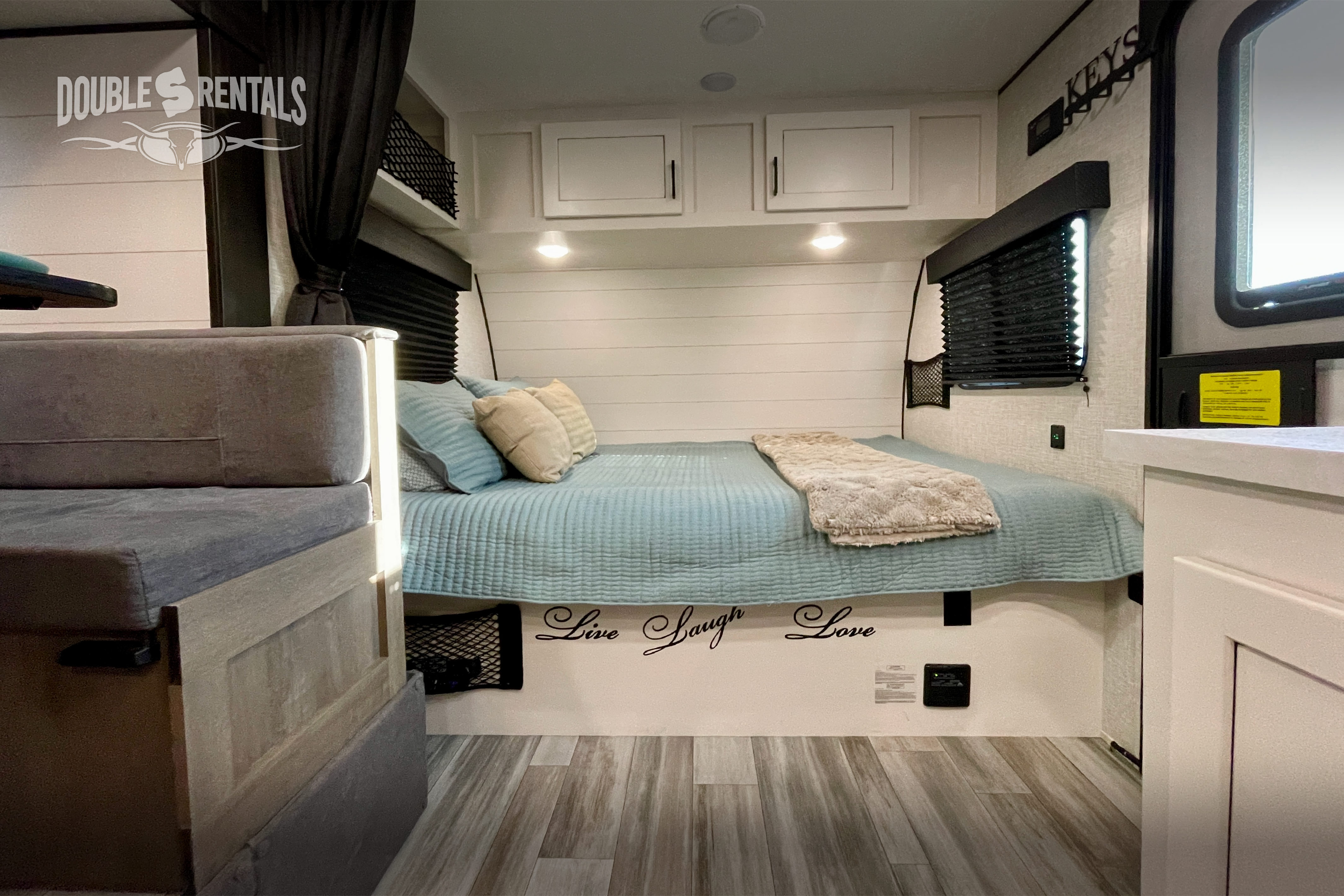 JAY FLIGHT SLX, SUV towable w/ Queen Bed, Bunks, Dinette, Slide-out & Solar!