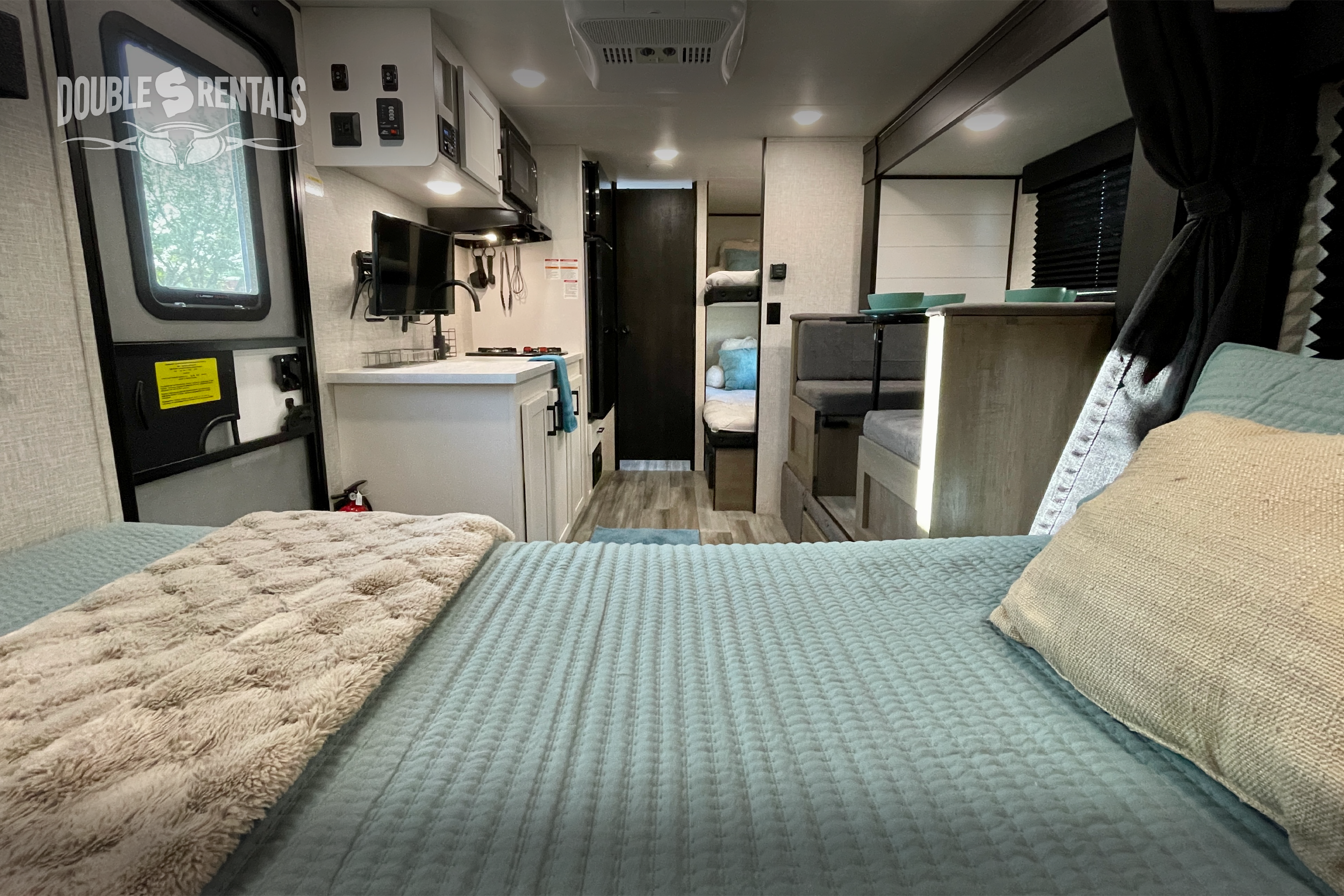 JAY FLIGHT SLX, SUV towable w/ Queen Bed, Bunks, Dinette, Slide-out & Solar!