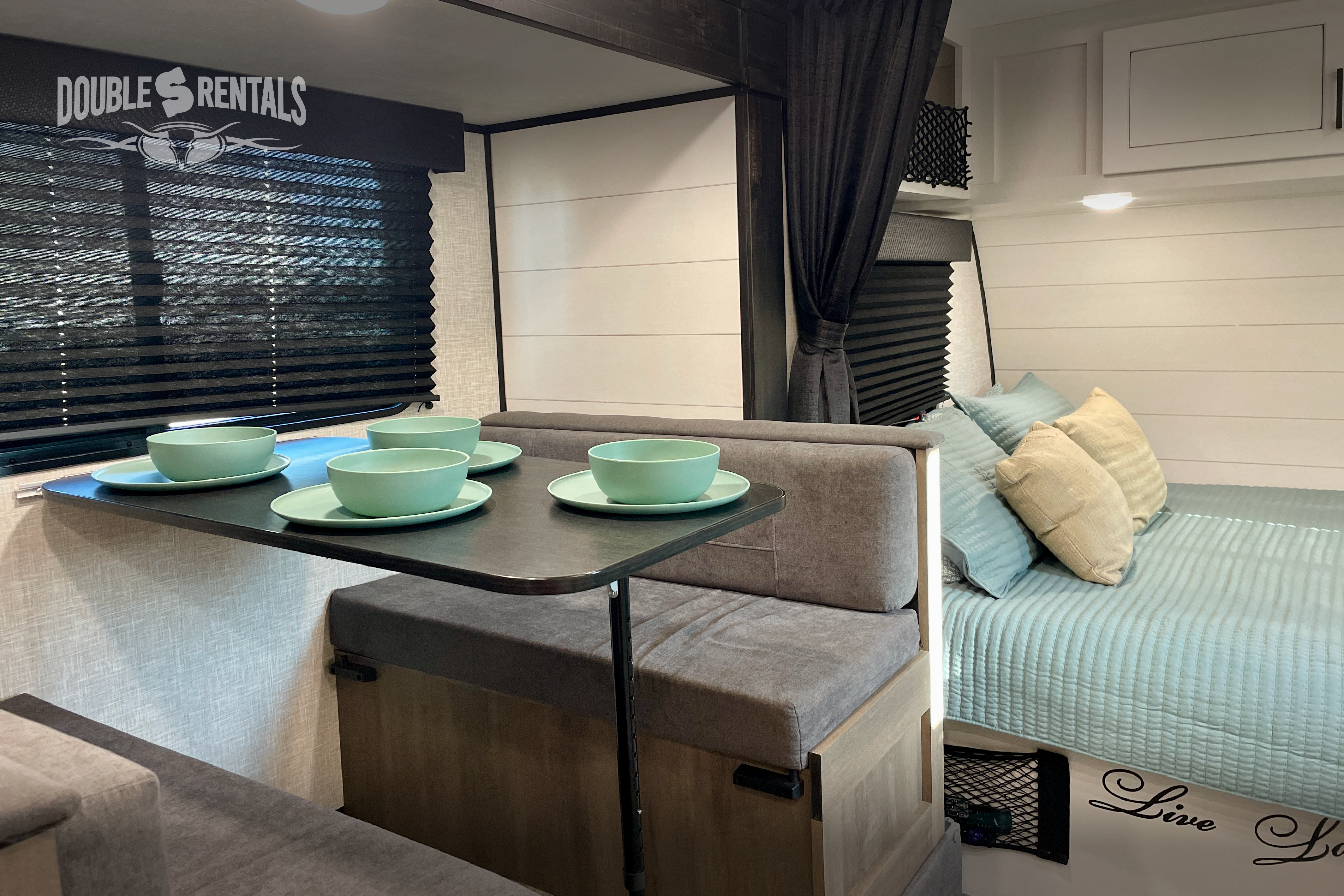 JAY FLIGHT SLX, SUV towable w/ Queen Bed, Bunks, Dinette, Slide-out & Solar!