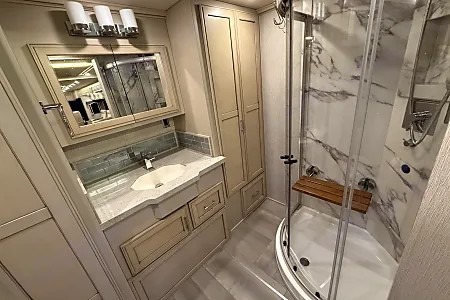 WiFi - Ultra Luxurious - Diesel - King Bed - Air Ride