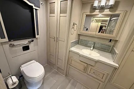 WiFi - Ultra Luxurious - Diesel - King Bed - Air Ride