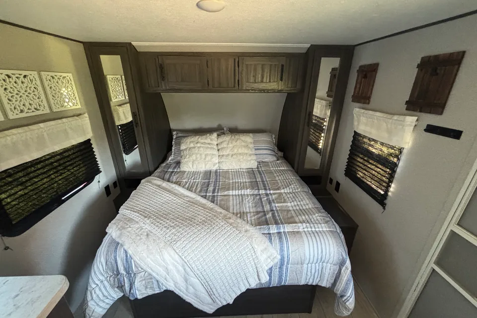 Monarch Meadows 18RQ Rear Bath