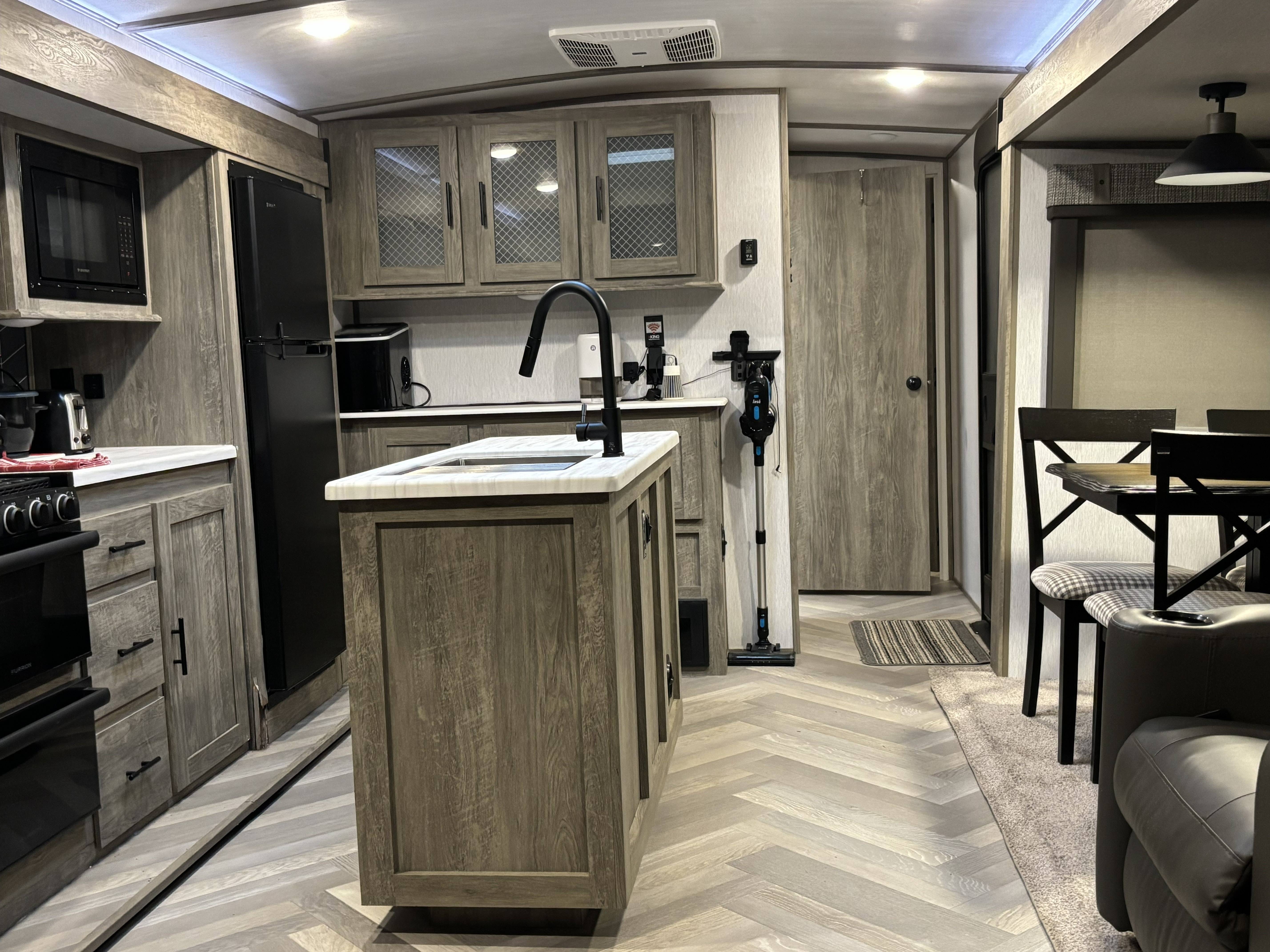 "Acosta" 2022 Forest River Salem Hemisphere - Great for Entertaining Sleeps 4