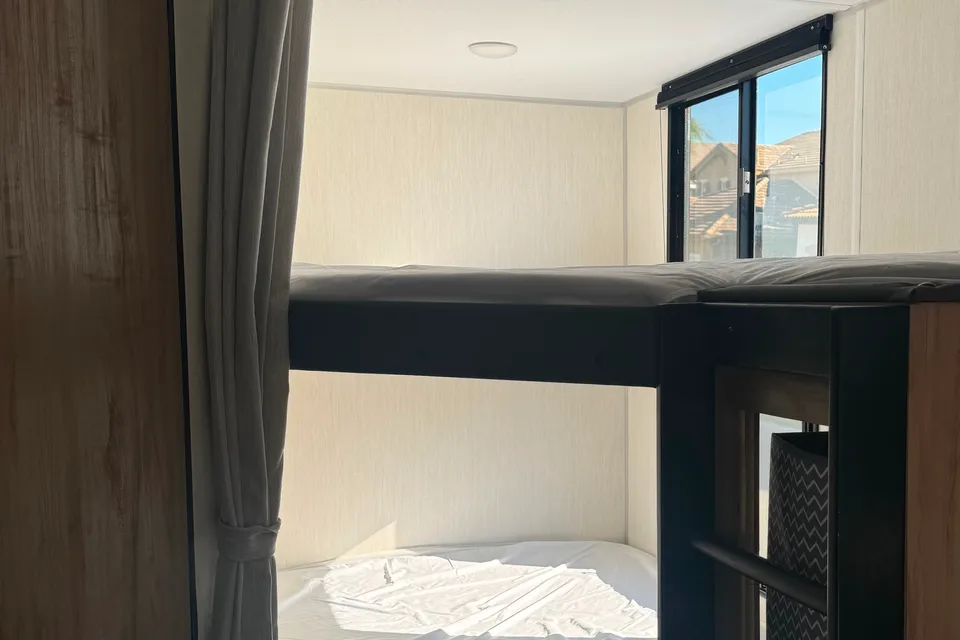 2025 Travel Trailer Ultimate Getaway King Bed