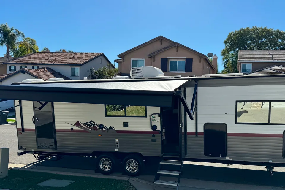 2025 Travel Trailer Ultimate Getaway King Bed