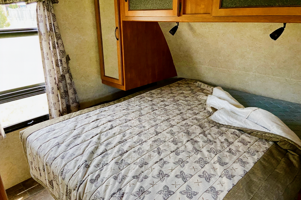 Shauna's Couples Keystone Bullet 30RLPR Travel Trailer