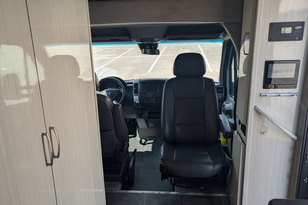 RARE Luxury Pleasure-Way Plateau XLTS Class B+