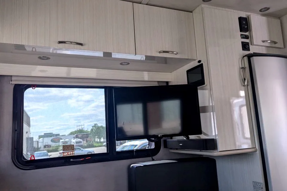RARE Luxury Pleasure-Way Plateau XLTS Class B+