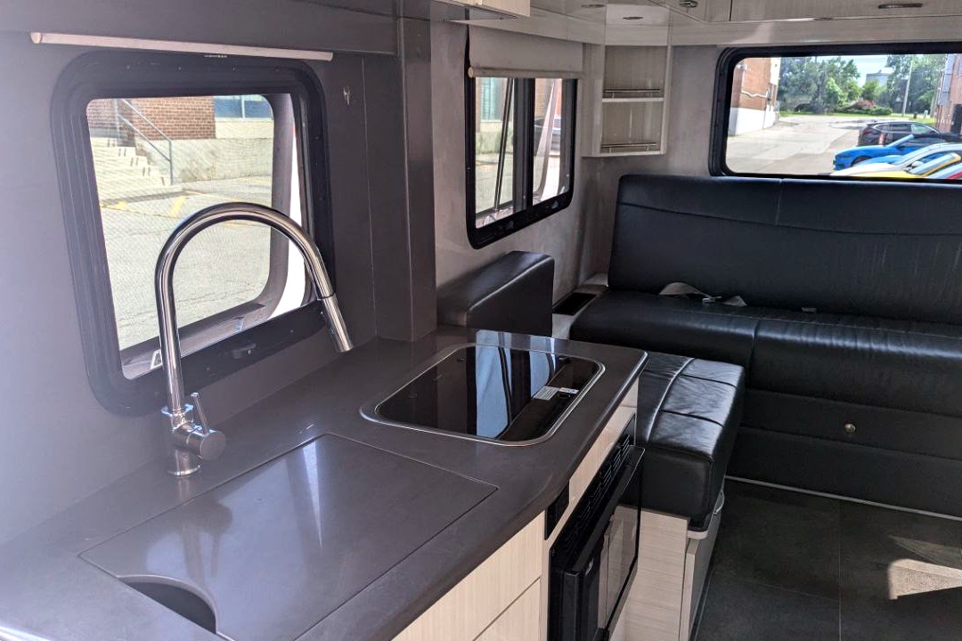 RARE Luxury Pleasure-Way Plateau XLTS Class B+
