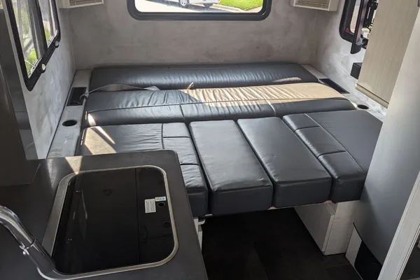RARE Luxury Pleasure-Way Plateau XLTS Class B+