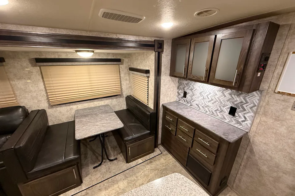 Sleeps 6 - Highland Ridge Light Spacious