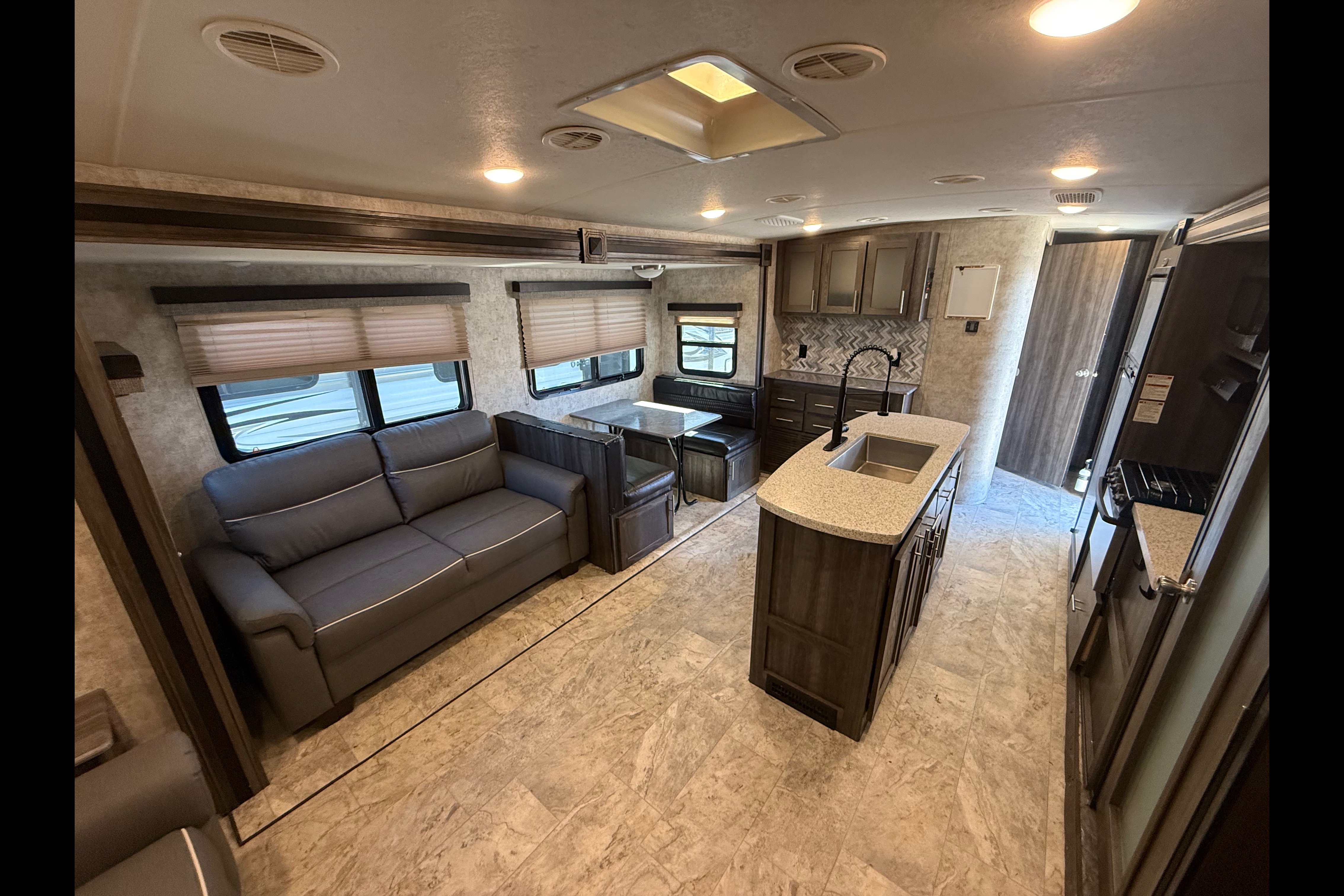 Sleeps 6 - Highland Ridge Light Spacious
