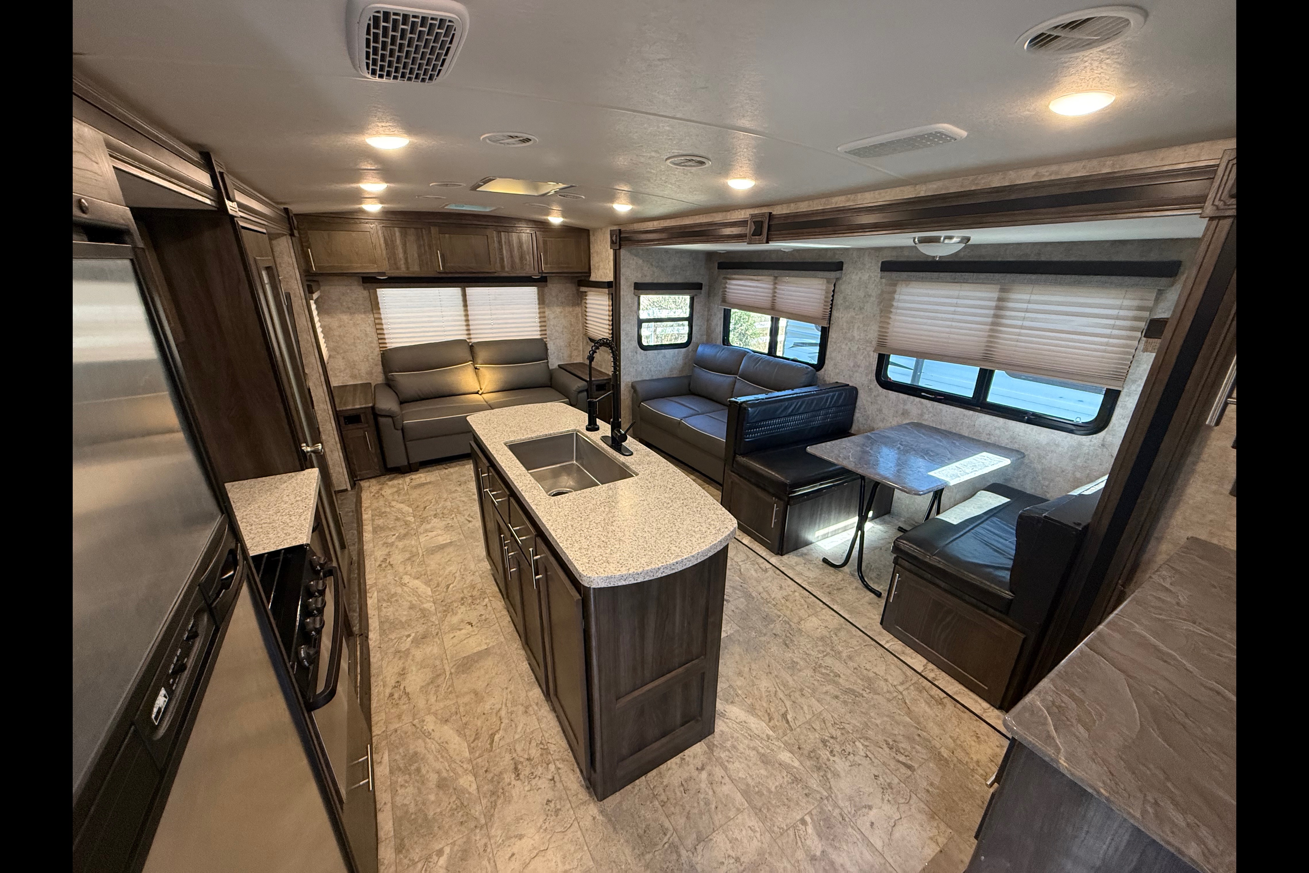 Sleeps 6 - Highland Ridge Light Spacious
