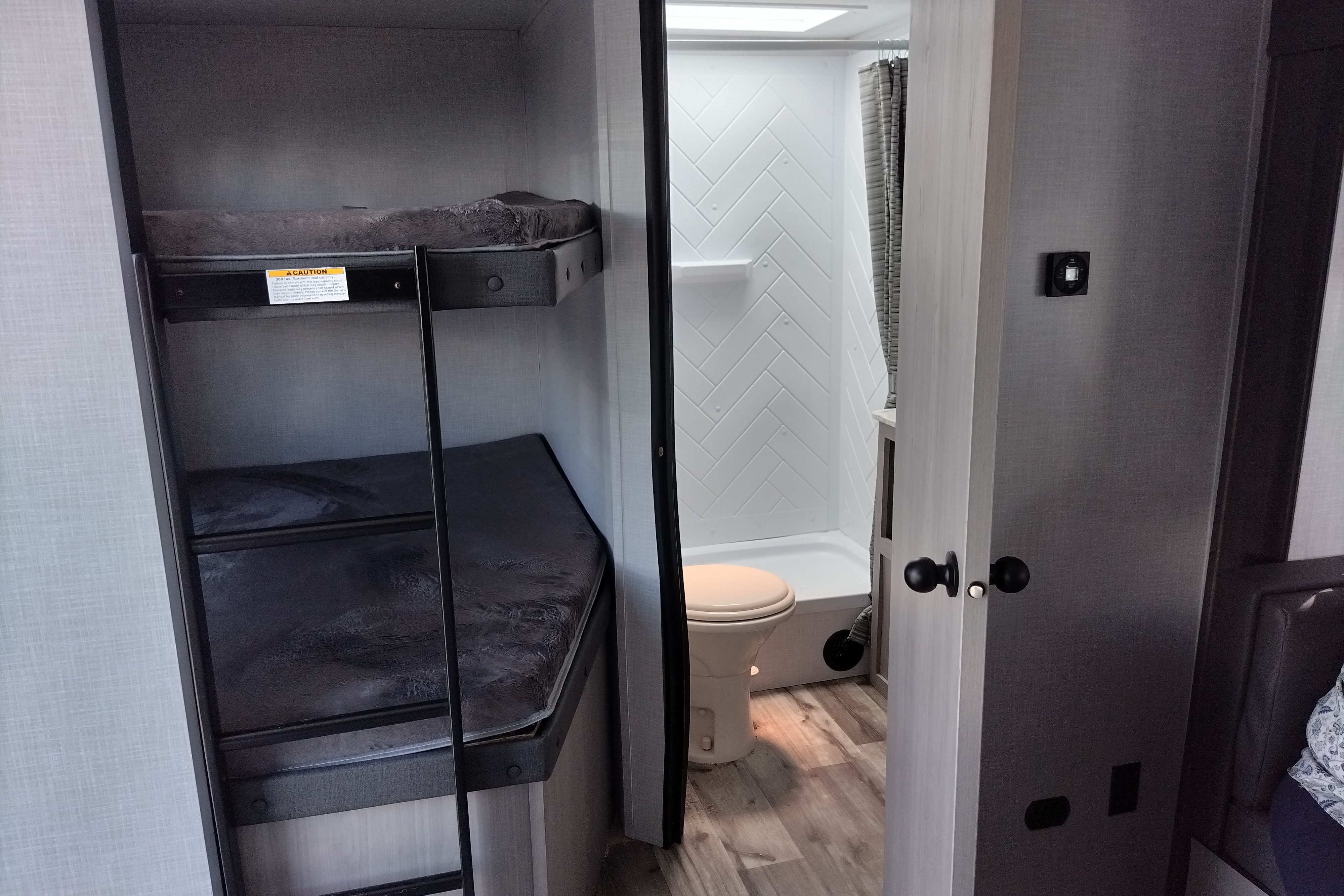 The great outdoors Coleman 2755BH Travel Trailer