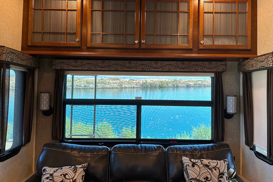 Clean and comfortable. Fully stocked kitchen. Heartland Bighorn Fifth Wheel 40' - Delivery only