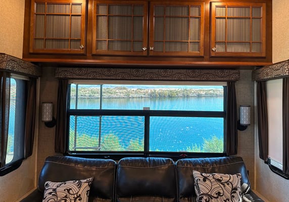 Clean and comfortable. Fully stocked kitchen. Heartland Bighorn Fifth Wheel 40' - Delivery only